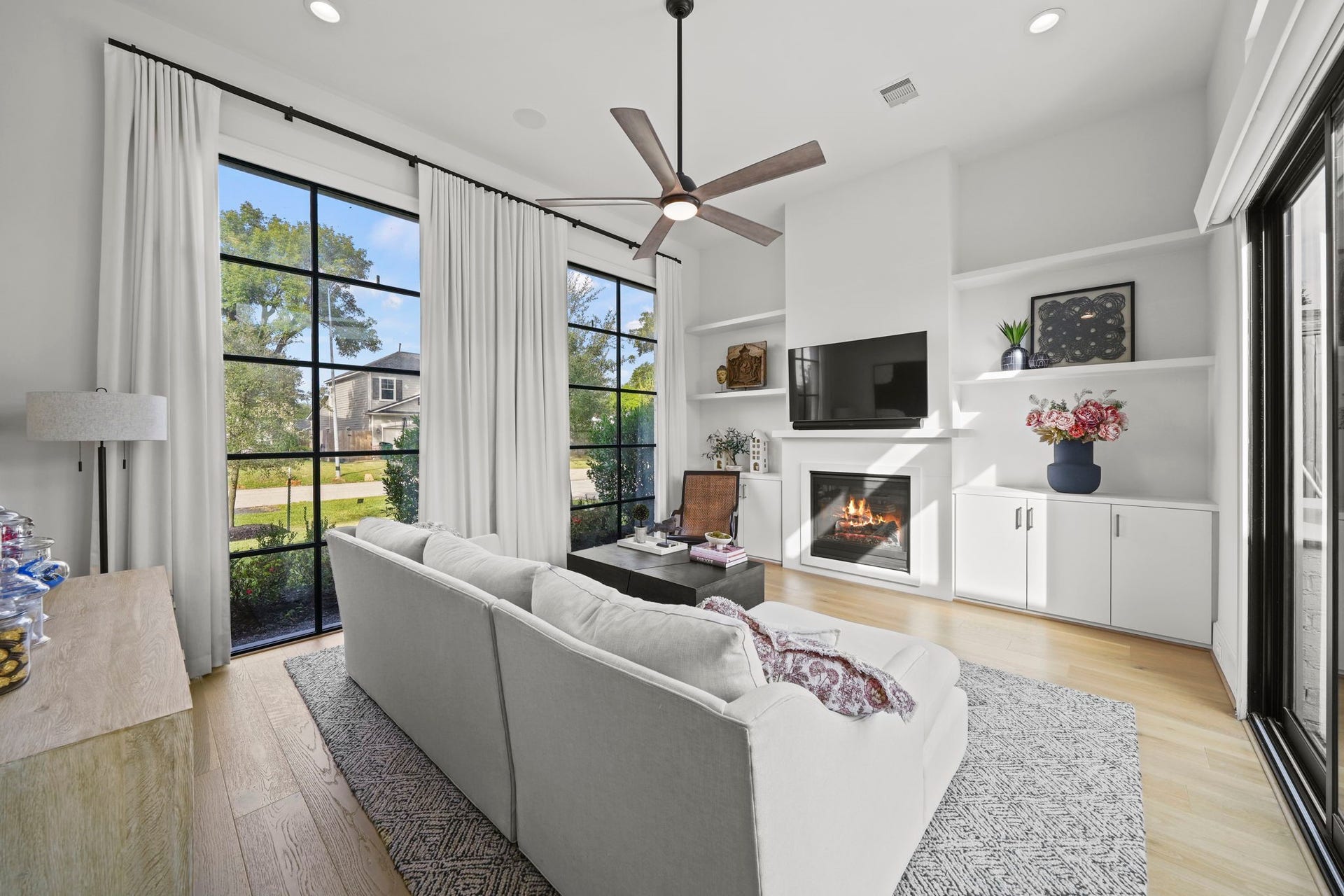 6425 Remlap Street, Houston, TX 77055 Beautiful floor to ceiling windows create so much light in this room!
