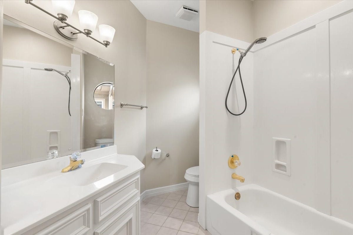 3326 Desert Inn Drive, Montgomery, TX 77356 Upstairs bath is shared with two bedrooms