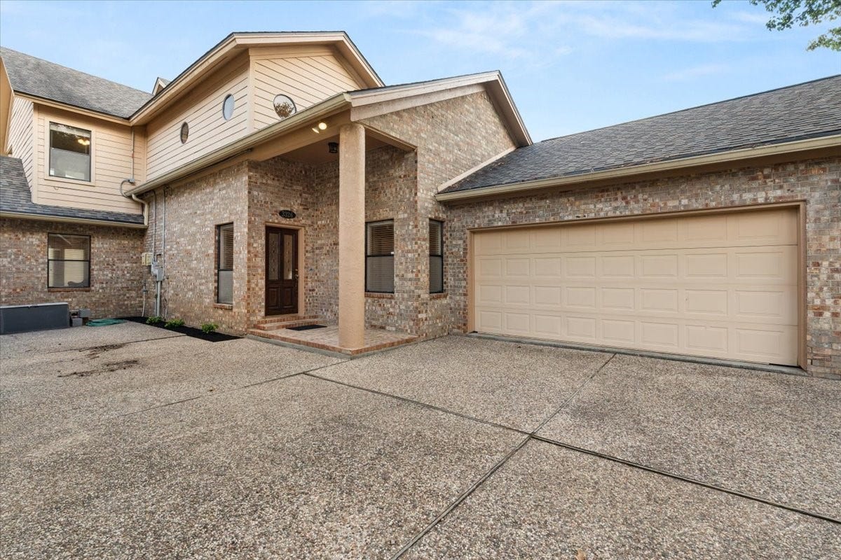 3326 Desert Inn Drive, Montgomery, TX 77356 Oversized two car garage with built ins
