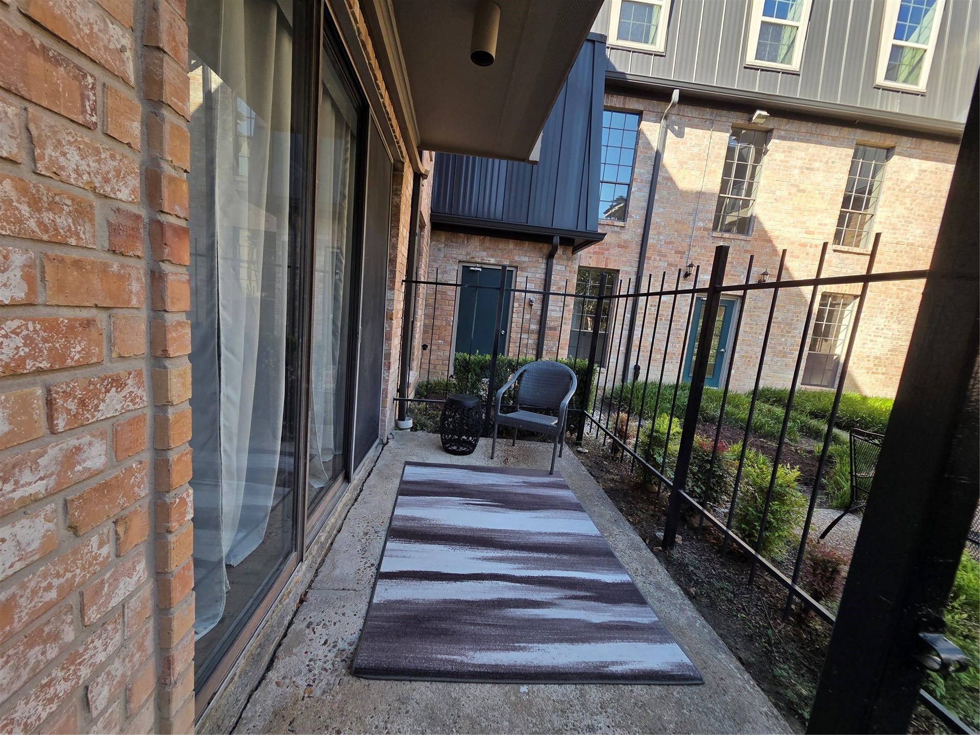 2475 Underwood Street, #166, Houston, TX 77030 Nice paito to enjoy that moring coffee! Patio offers solor lighting and a stunning view of the courtyard!