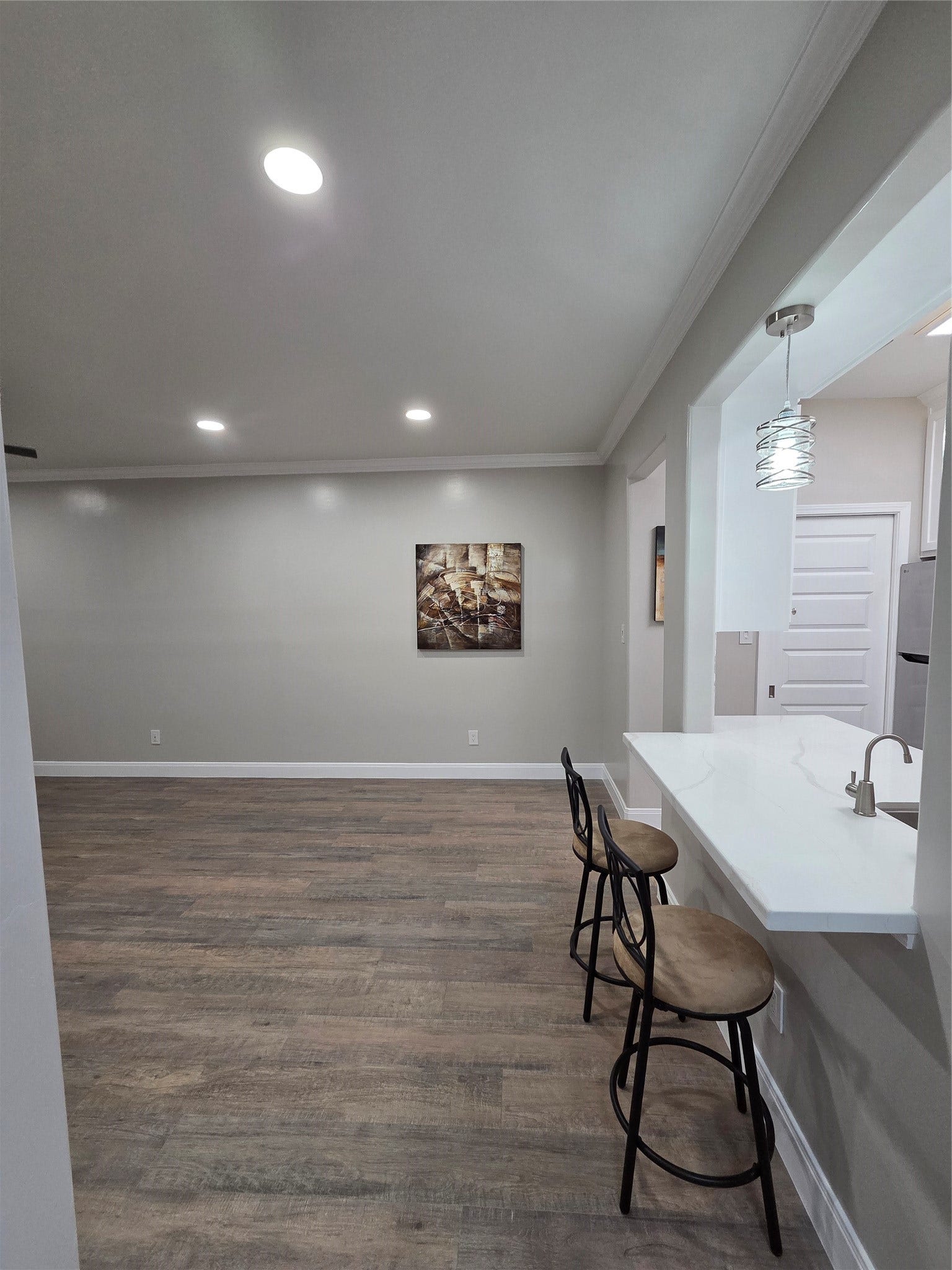 2475 Underwood Street, #166, Houston, TX 77030 Dining room offers recess lighting, crown molding, Laminate flooring and 5 inch baseboards.