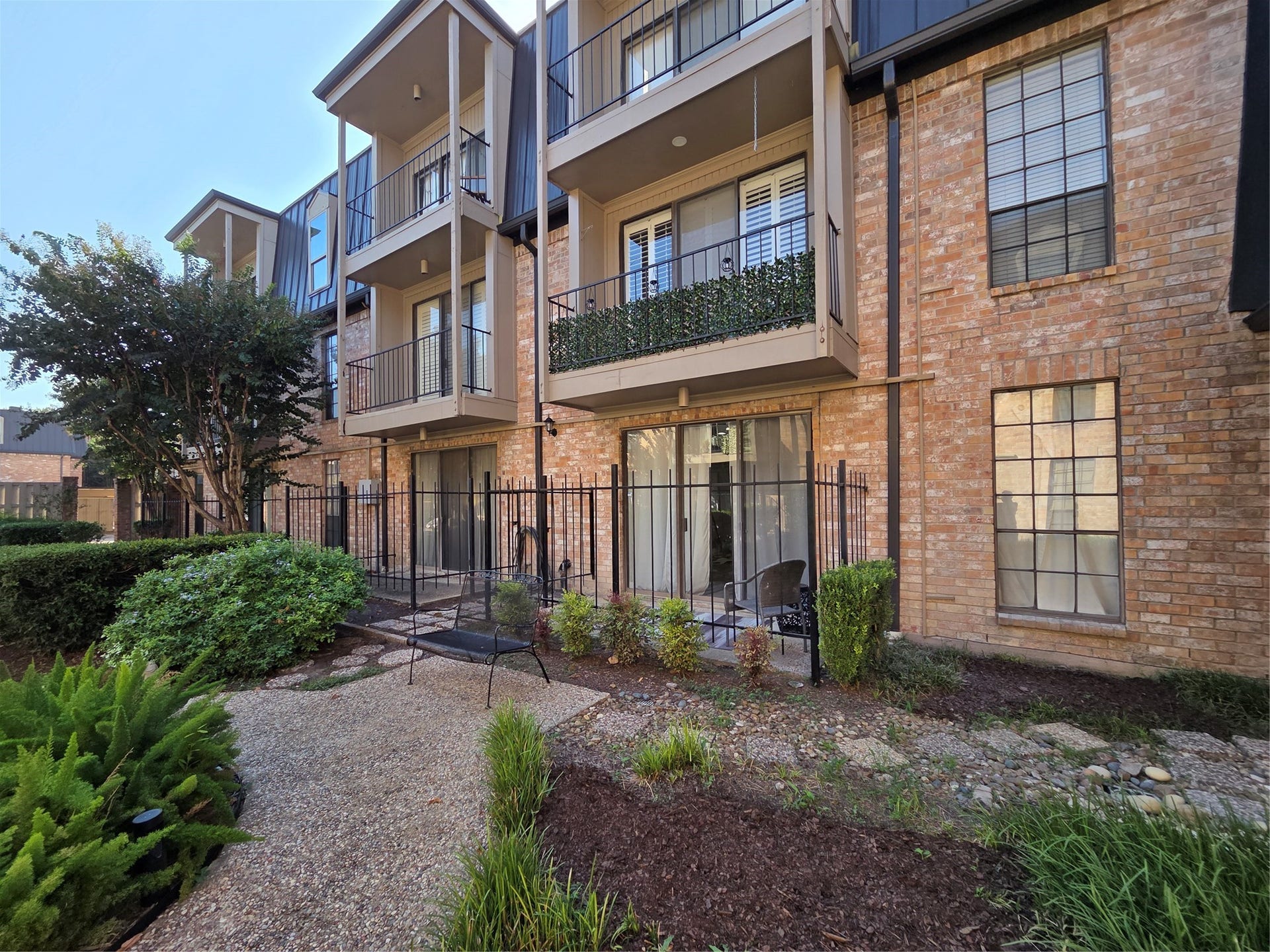 2475 Underwood Street, #166, Houston, TX 77030 Very well kept courtyard!