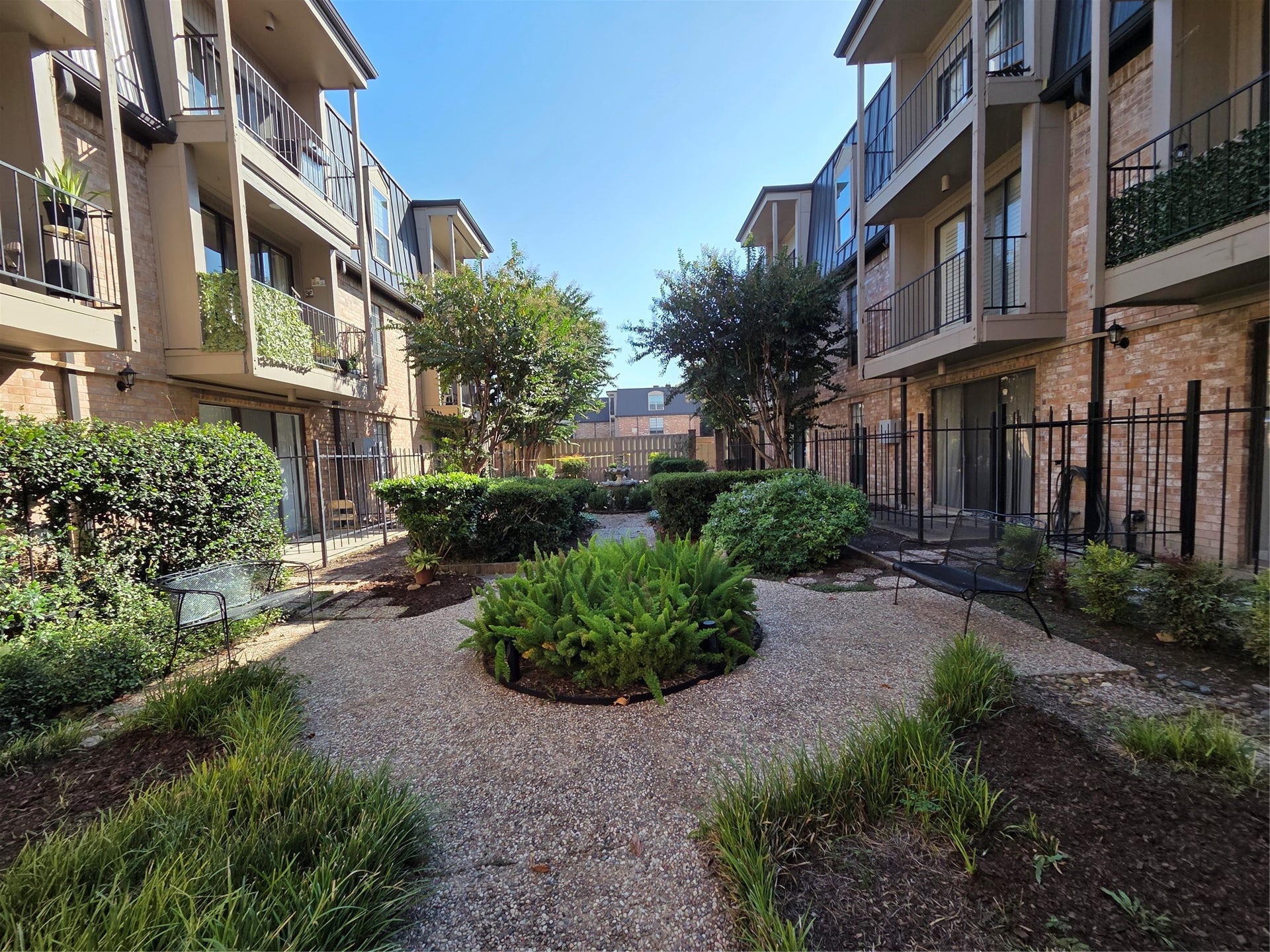 2475 Underwood Street, #166, Houston, TX 77030 Nice view of the courtyard!