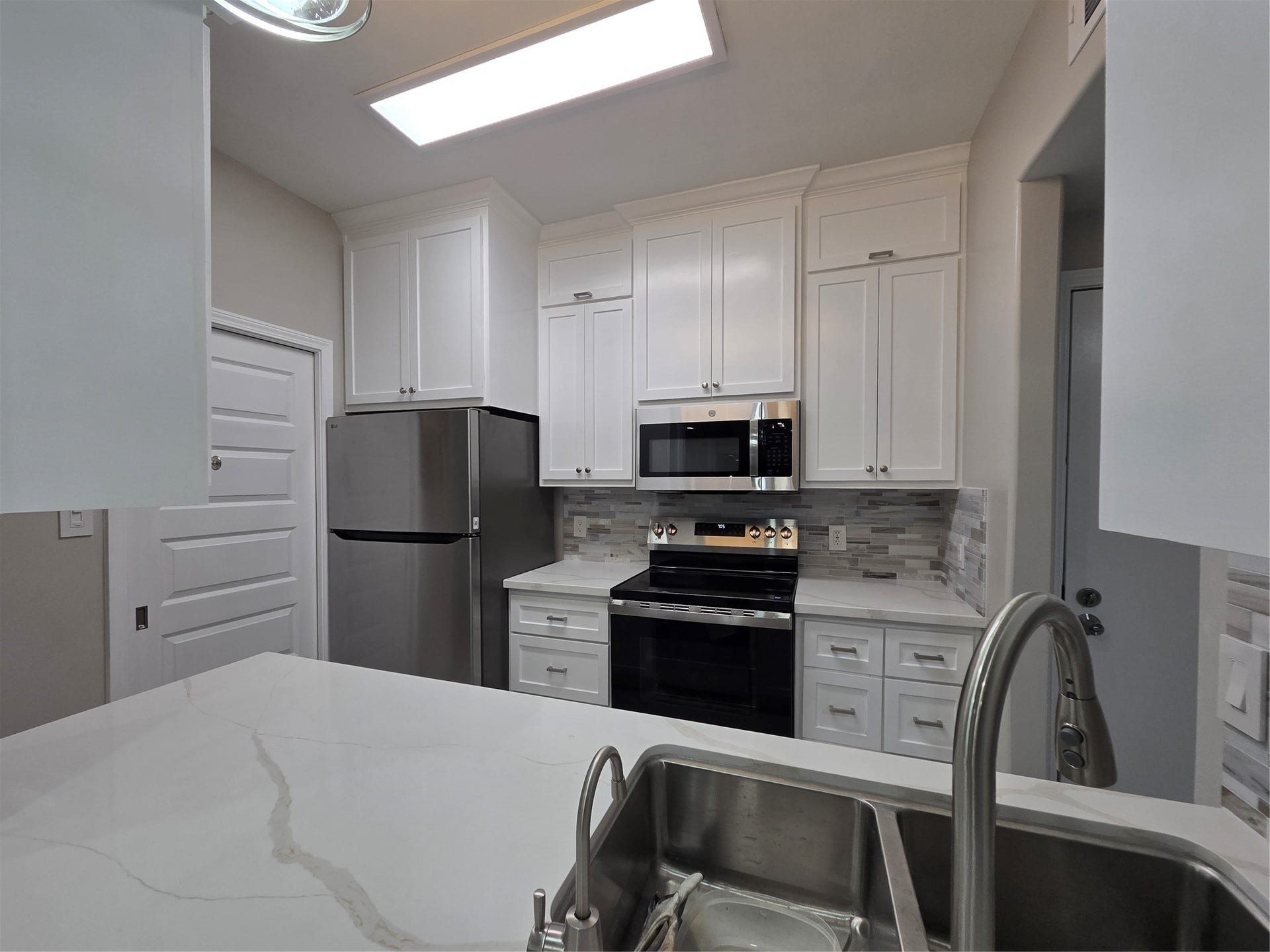 2475 Underwood Street, #166, Houston, TX 77030 Kithcen offers custom cabinets (soft close doors/Drawers), new stainless steal applainces, granite counters and so much more.