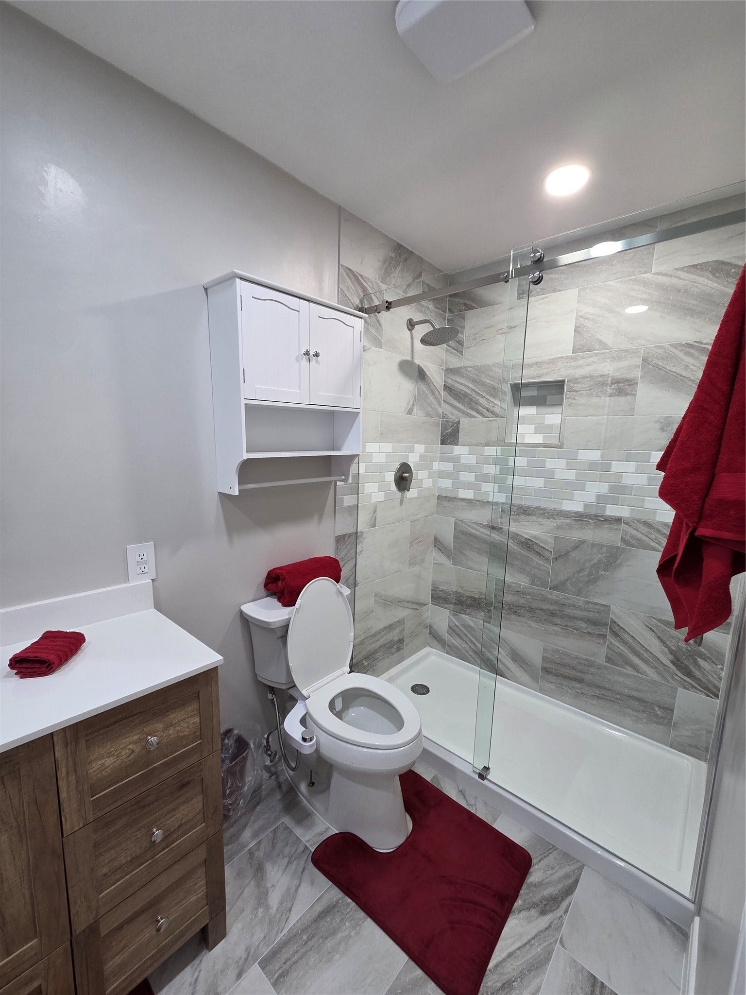 2475 Underwood Street, #166, Houston, TX 77030 Closer view of the framless shower