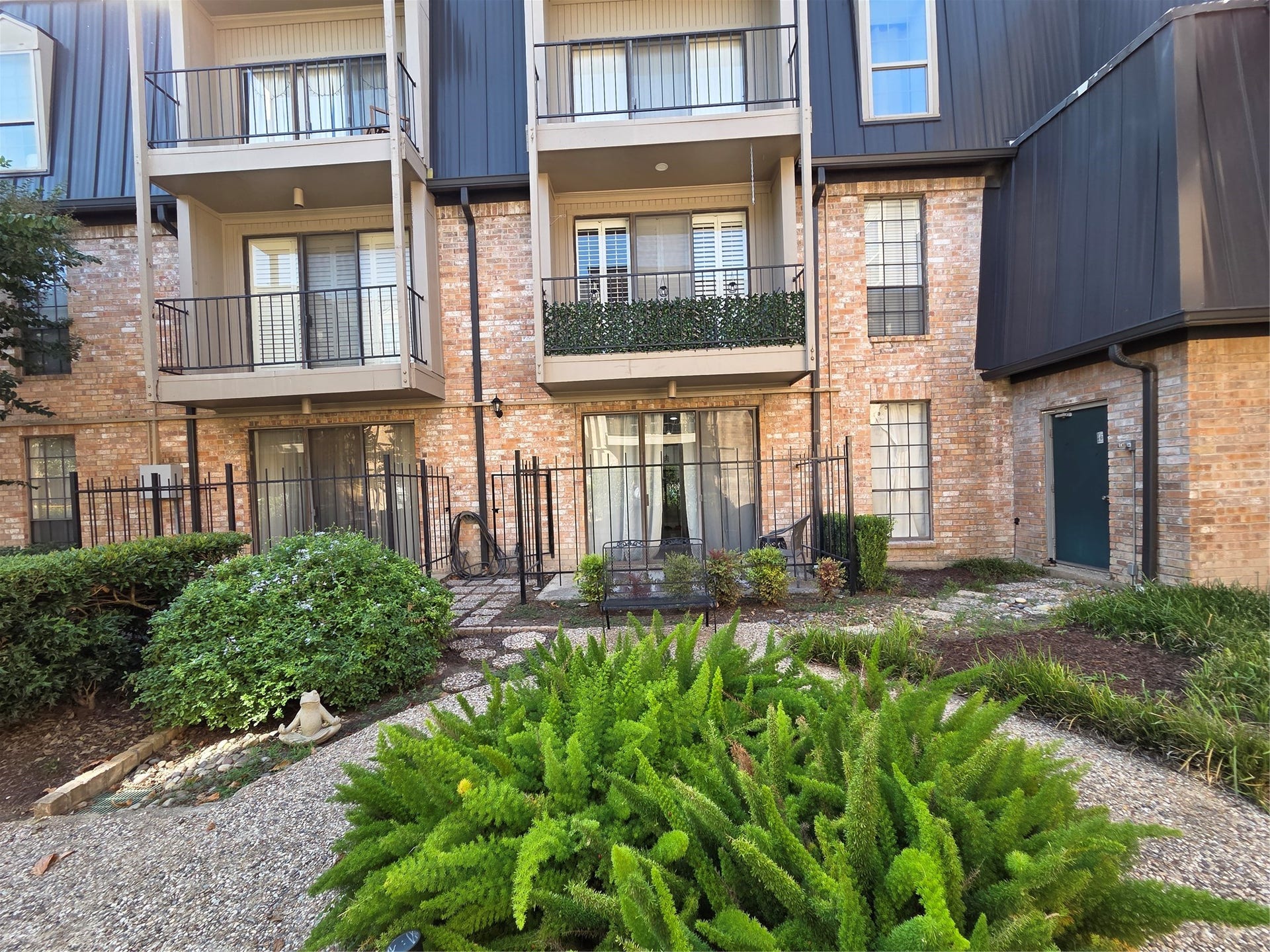 2475 Underwood Street, #166, Houston, TX 77030 View of the condo from the courtyard.