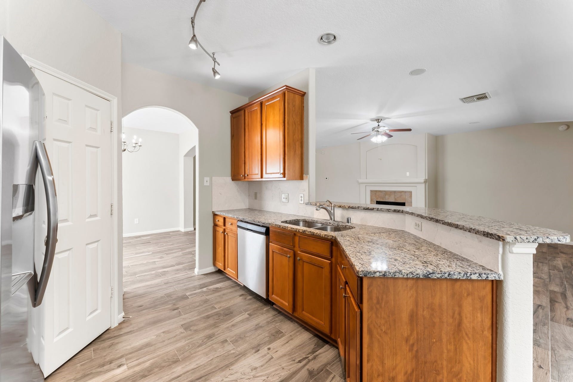 34 Bryce Branch Circle, The Woodlands, TX 77382 This kitchen features a fantastic breakfast bar for additional seating in addition to the breakfast area. Great place for the kids to hang while waiting for dinner! Click on the movie reel icon on-line or click on our QR code to watch a walk-through video of this amazing home!