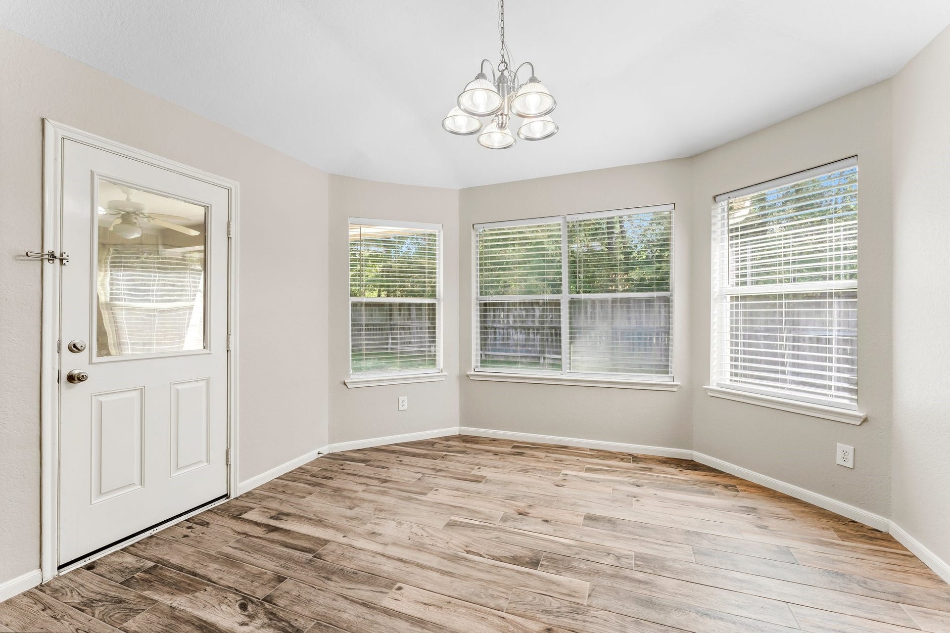 34 Bryce Branch Circle, The Woodlands, TX 77382 Bright breakfast area directly off kitchen & back yard/covered patio access!