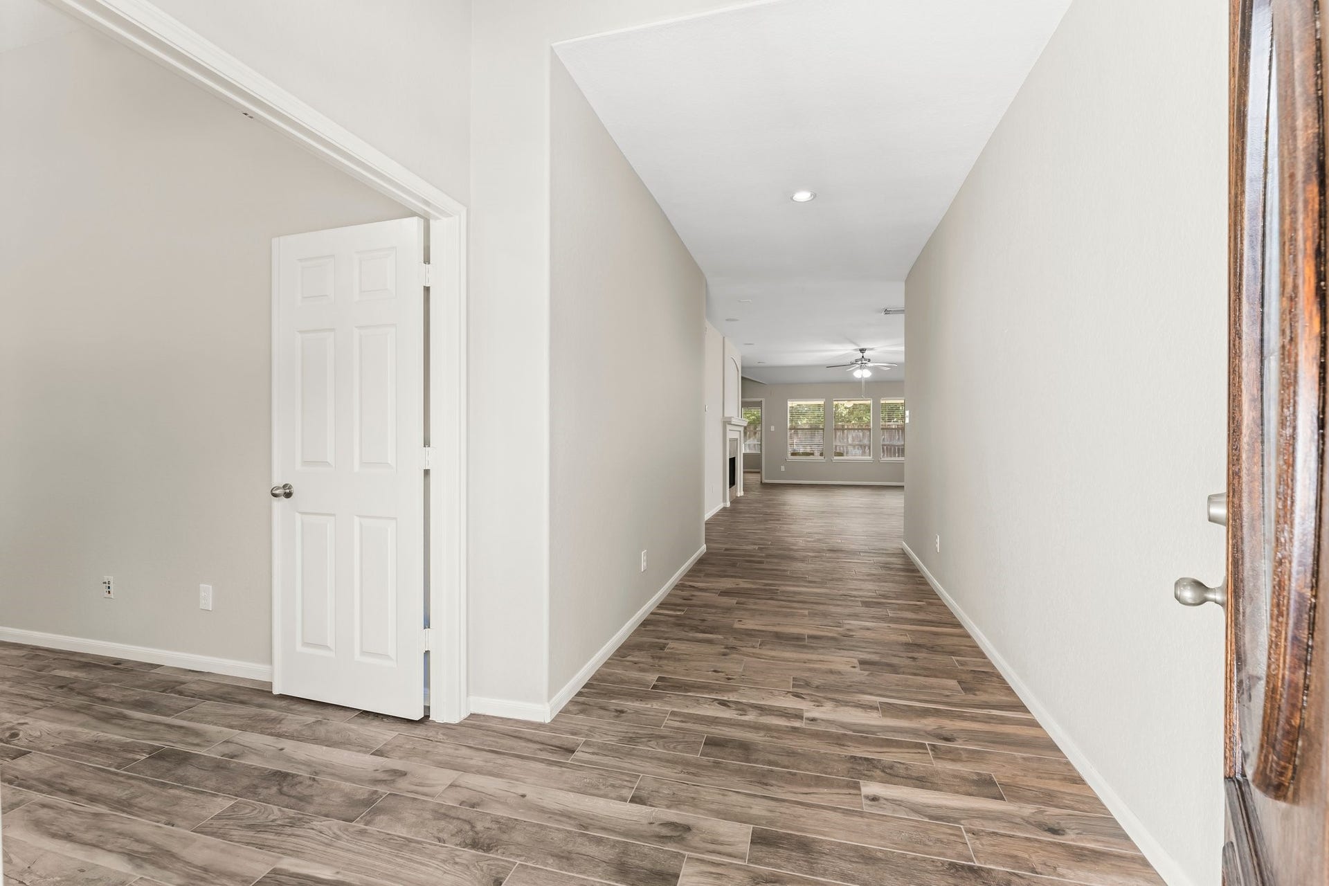 34 Bryce Branch Circle, The Woodlands, TX 77382 As you enter the home, you are greeted by brand new wood-look ceramic tile flooring and freshly painted walls both November, 2024) To the left is a versatile room which could be a 4th bedroom or an office. Lovely sight lines from the Foyer all the way to the Family room and beyond.