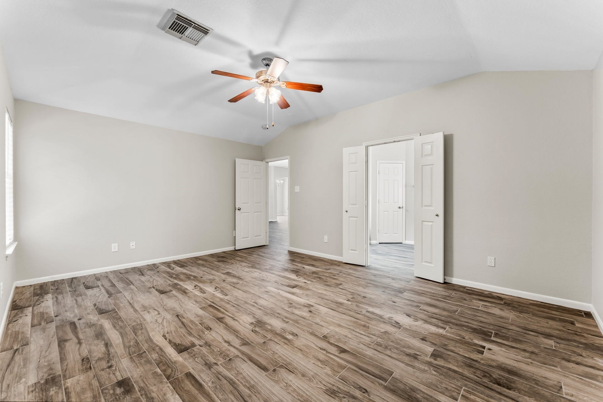 34 Bryce Branch Circle, The Woodlands, TX 77382 Fabulous Primary suite with double door entry to en-suite bath. Click on the movie reel icon to see a walk-through video of this amazing space.