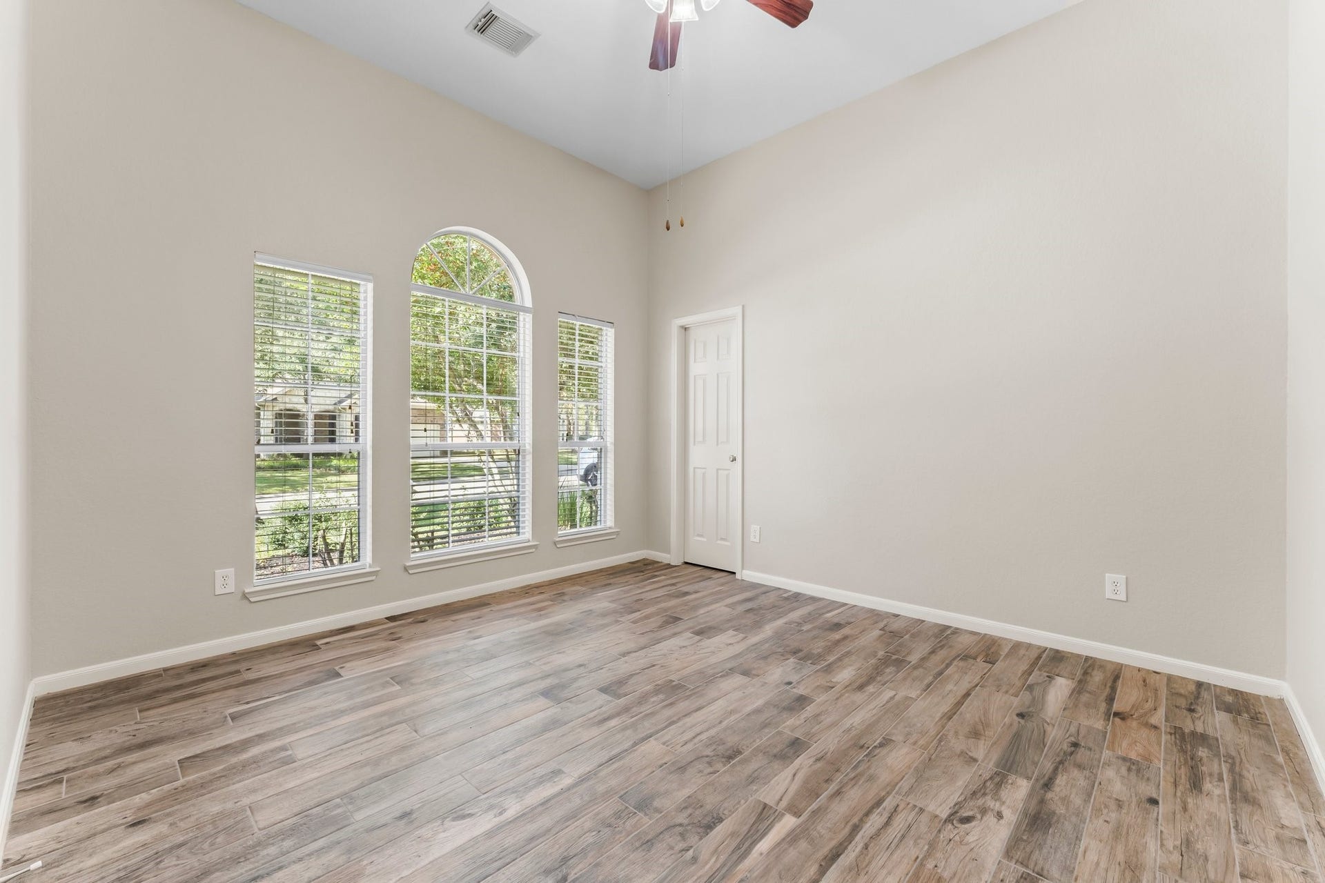 34 Bryce Branch Circle, The Woodlands, TX 77382 Versatile front room can be used for study or fourth bedroom. Features include double door entry, wood-look ceramic tile flooring, fresh paint, a wall of sunny windows with overhead eyebrow transom, lighted ceiling fan, and large closet!