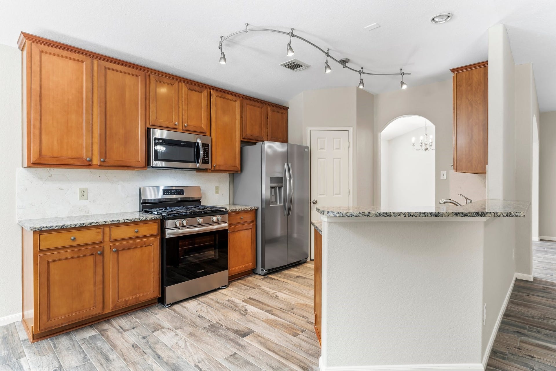 34 Bryce Branch Circle, The Woodlands, TX 77382 The cool clean lines in the kitchen are sure to impress! The newer hexagon tile backsplash and under-cabinet lighting provide class and functionality, and the walk-in pantry holds all your appliances and cooking supplies.