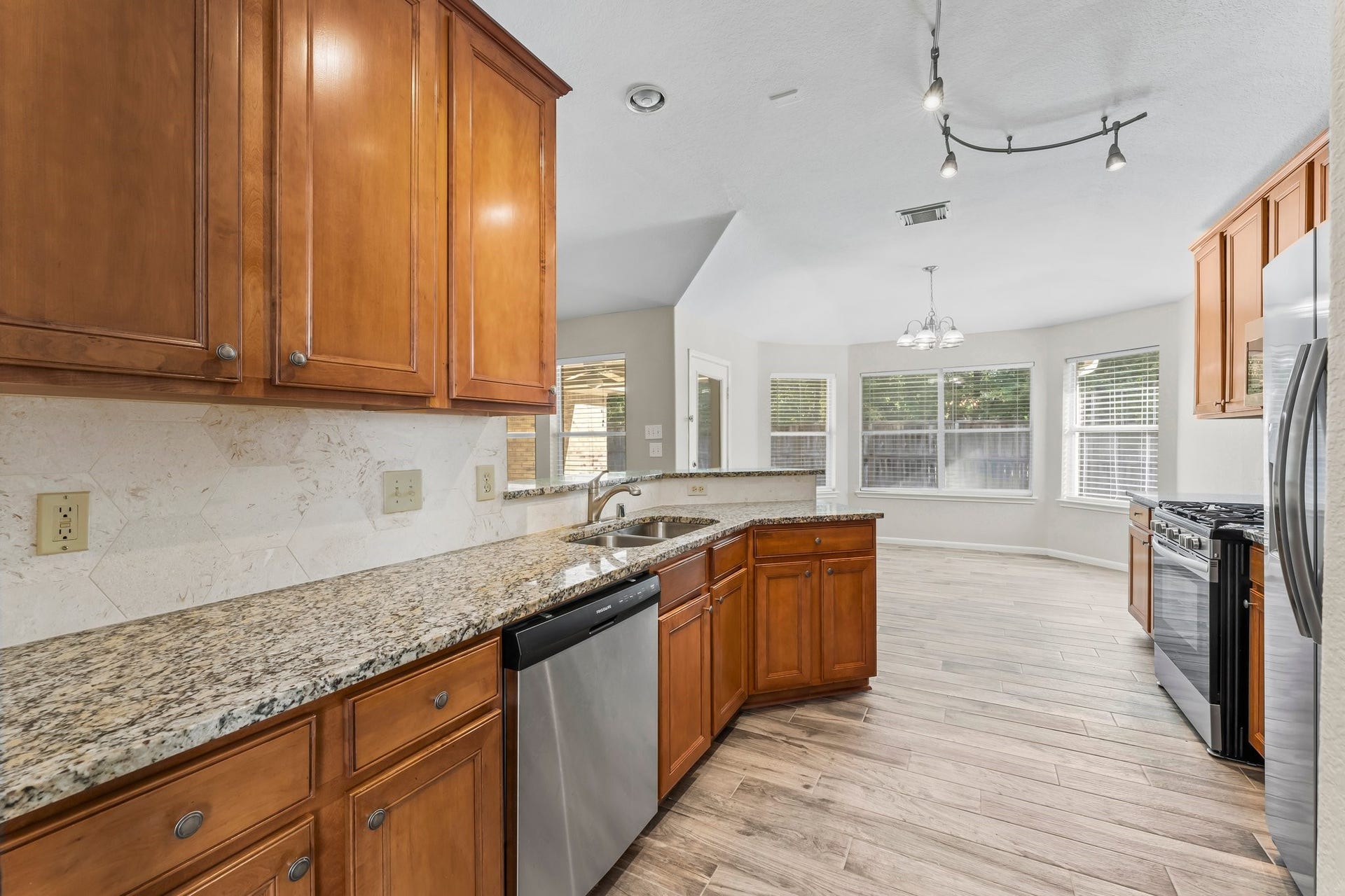 34 Bryce Branch Circle, The Woodlands, TX 77382 Gourmet chefs will enjoy the generously-sized Kitchen complete with new stainless steel appliances, fresh paint, breakfast bar seating, exotic granite counter tops, and wood-look ceramic tile flooring.