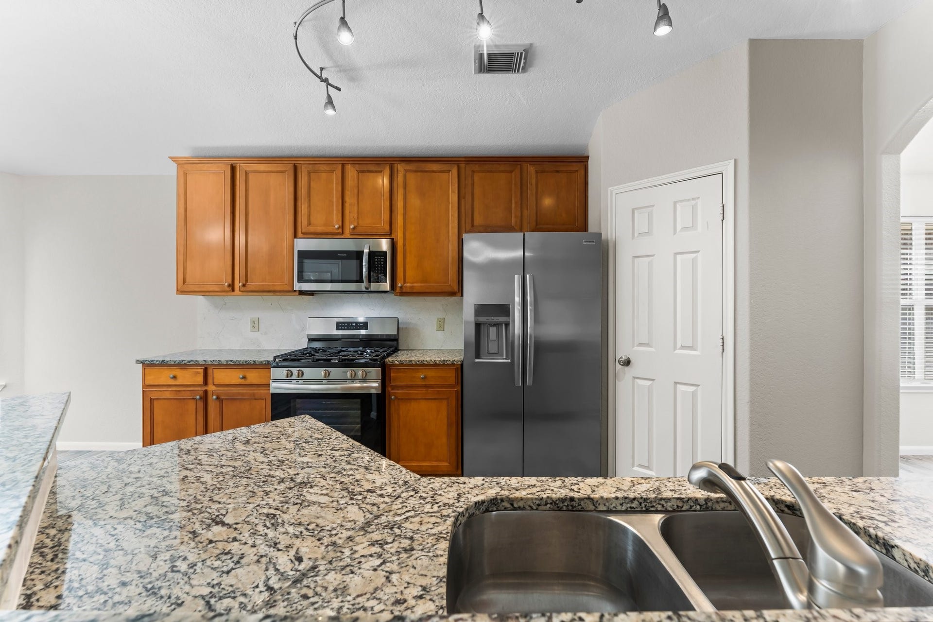 34 Bryce Branch Circle, The Woodlands, TX 77382 New stainless steel appliances include 5 burner gas range, dishwasher, microwave, and refrigerator. This elegant kitchen boasts plenty of rich wood cabinets and sleek granite counter top workspace.