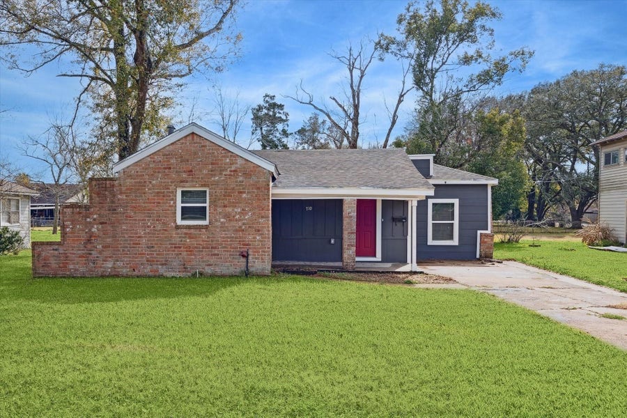 Property photo for 710 E Magnolia Street, Angleton, TX