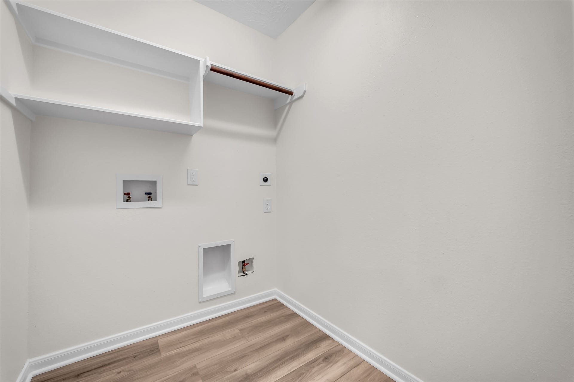 3906 Inglewood Circle, Missouri City, TX 77459 Utility room is in the house, as a separate room, not a pass through.