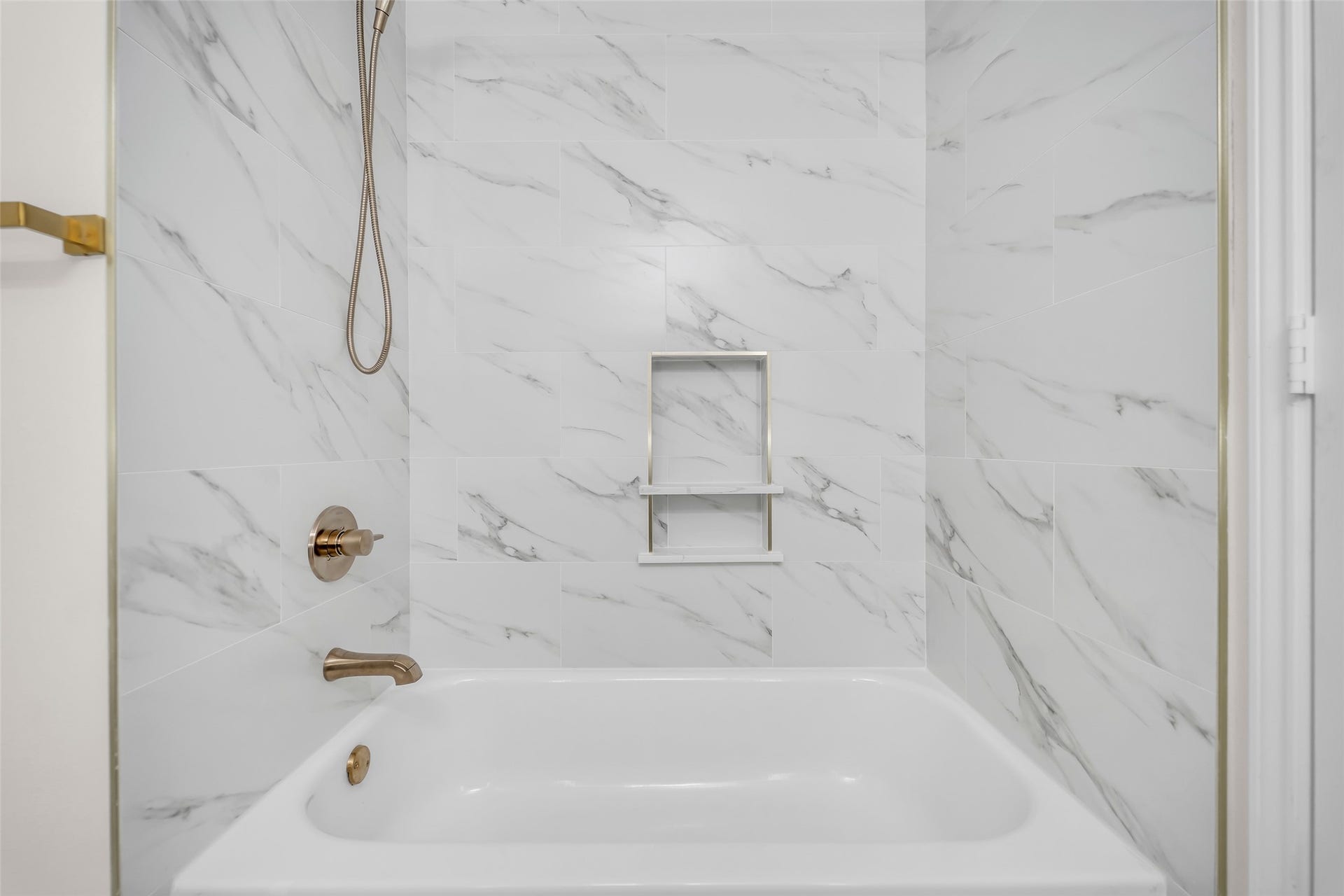 3906 Inglewood Circle, Missouri City, TX 77459 Tile surround on the tub and tasteful fixtures are the icing on the cake in this secondary bathroom.