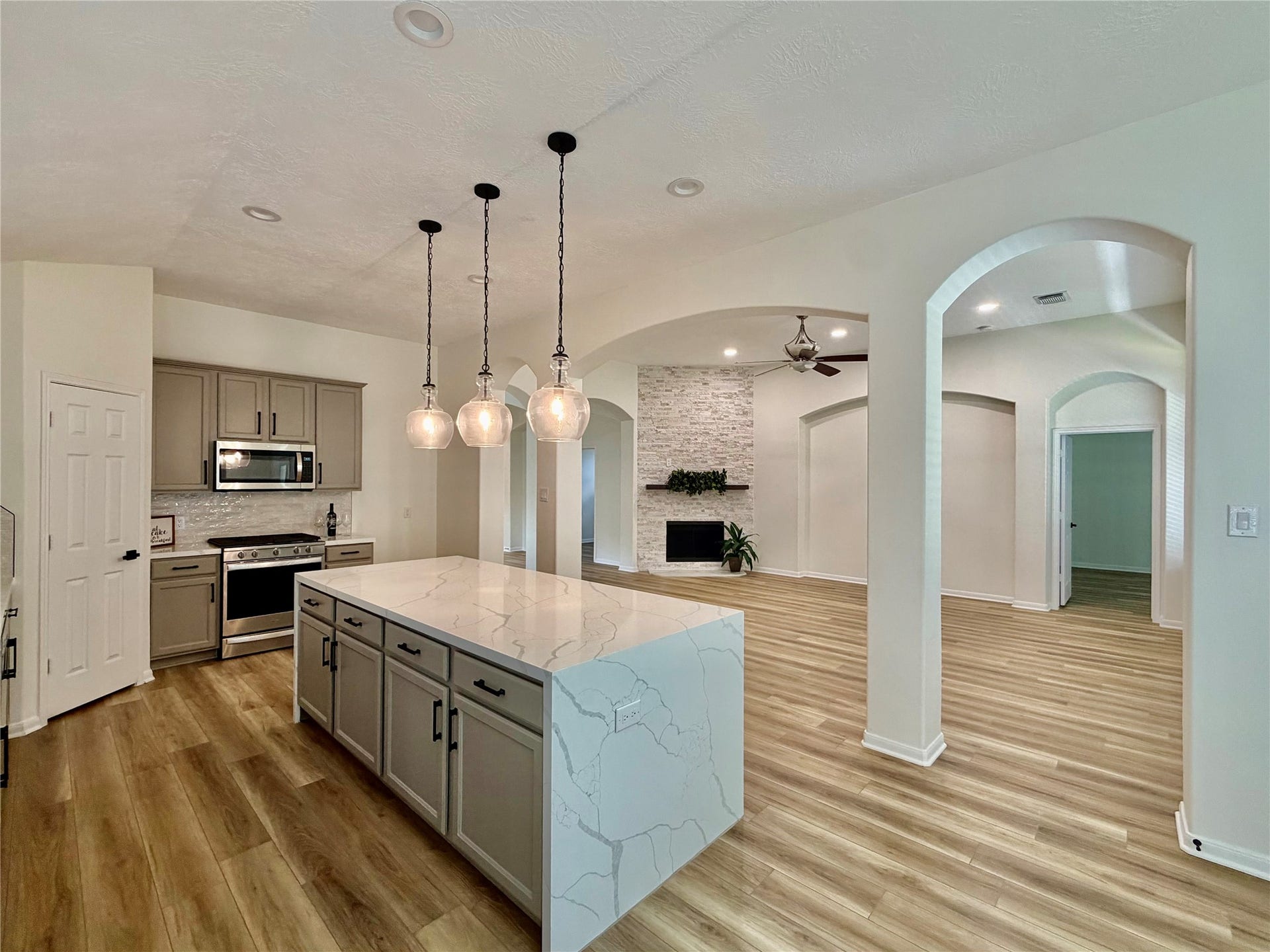 3906 Inglewood Circle, Missouri City, TX 77459 Kitchen is open to the family room and is the heart of this home.