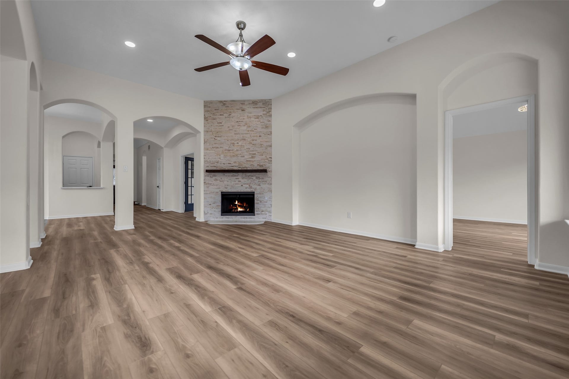 3906 Inglewood Circle, Missouri City, TX 77459 The famioy room is spacious with a designated area for furniture or art.