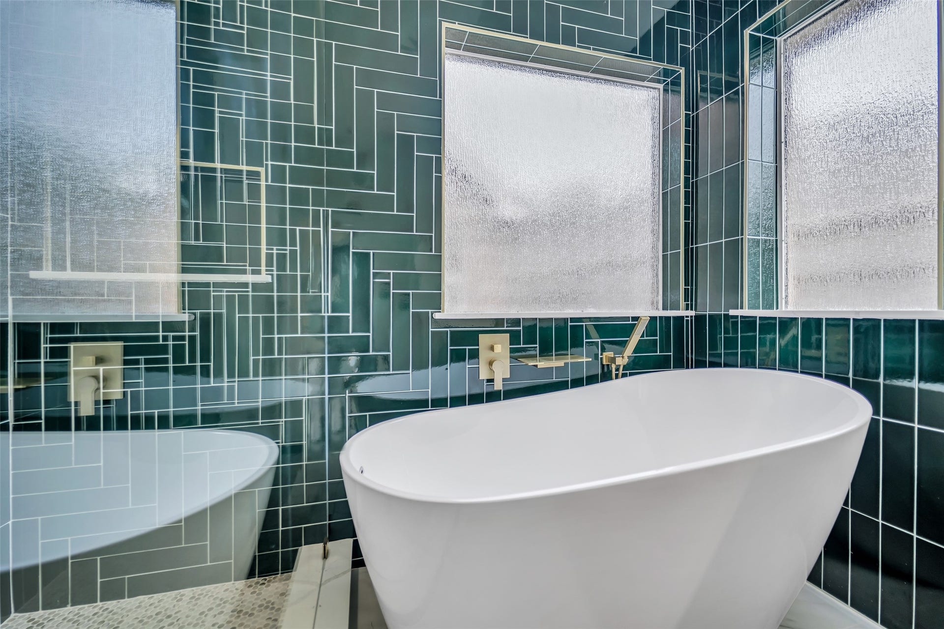 3906 Inglewood Circle, Missouri City, TX 77459 Stand alone tub is a great place to relax after a long day in the office.