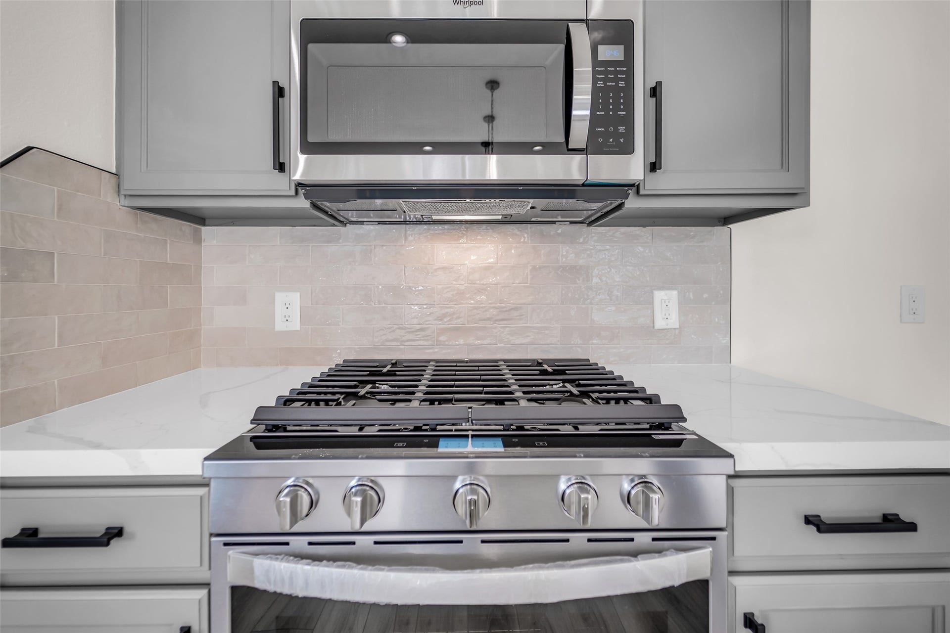 3906 Inglewood Circle, Missouri City, TX 77459 Be the first family to use this new gas range and microwave!