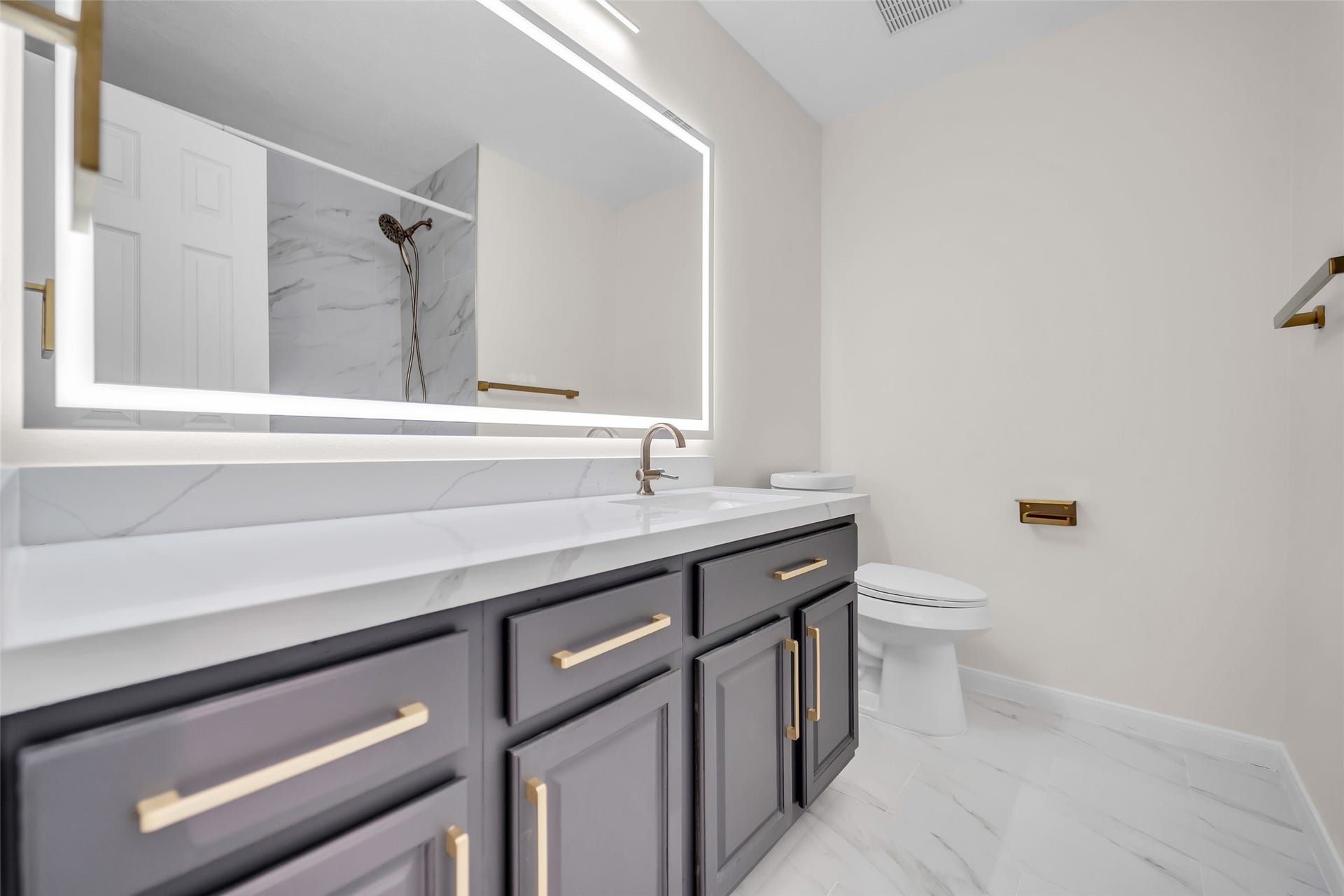 3906 Inglewood Circle, Missouri City, TX 77459 Secondary bathroom is also completely updated and ready to handle your family.