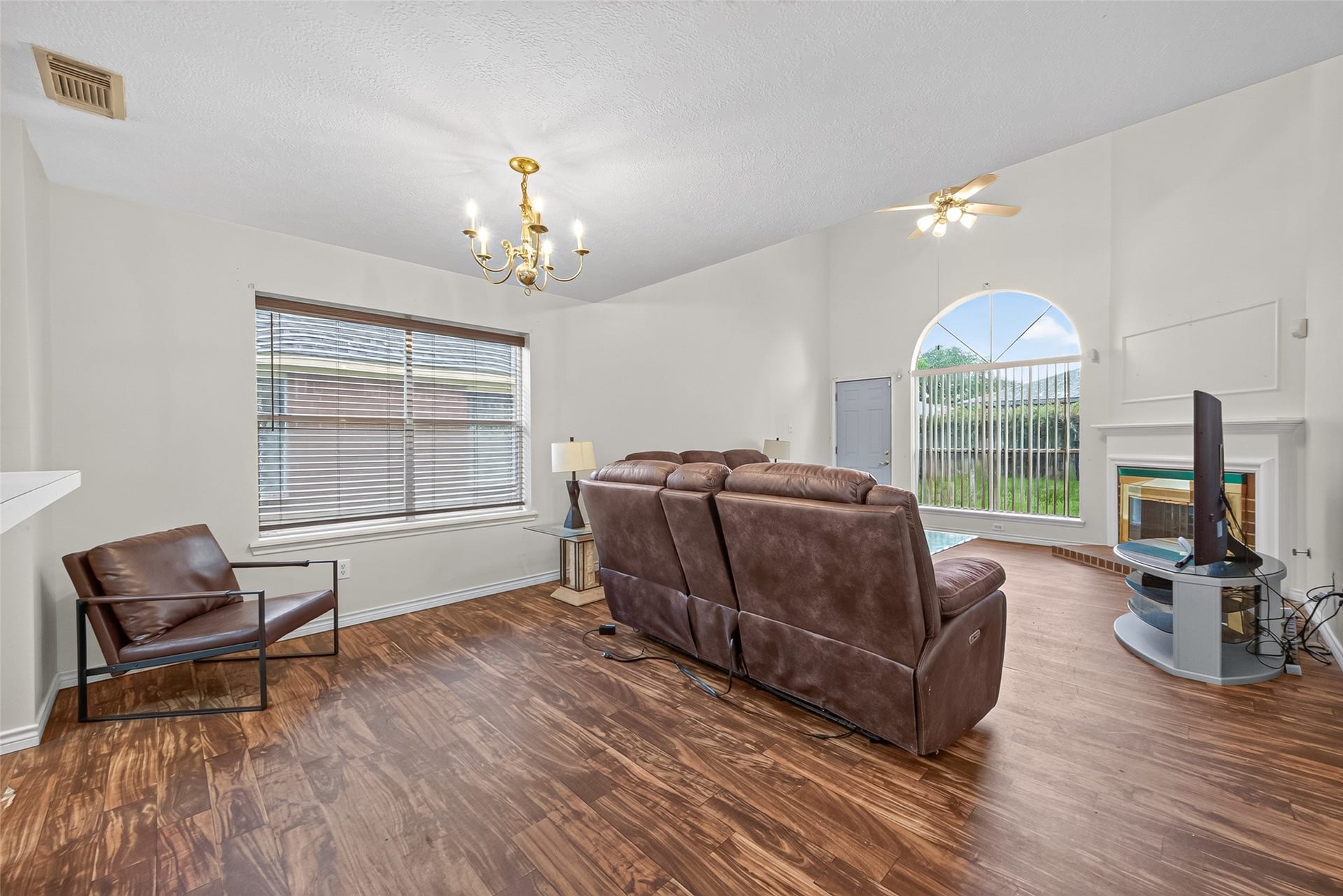 2446 Kenbridge Drive, Houston, TX 77067 2446 Kenbridge Drive, Houston, TX 77067