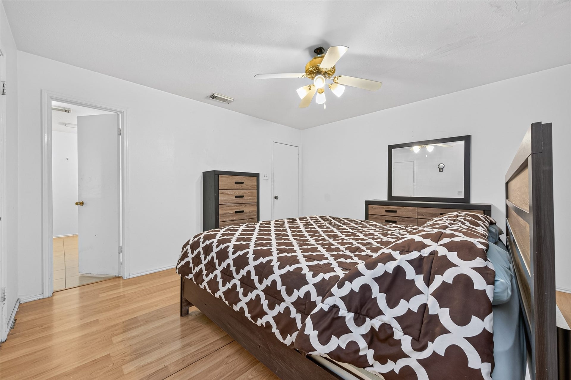 2446 Kenbridge Drive, Houston, TX 77067 2446 Kenbridge Drive, Houston, TX 77067