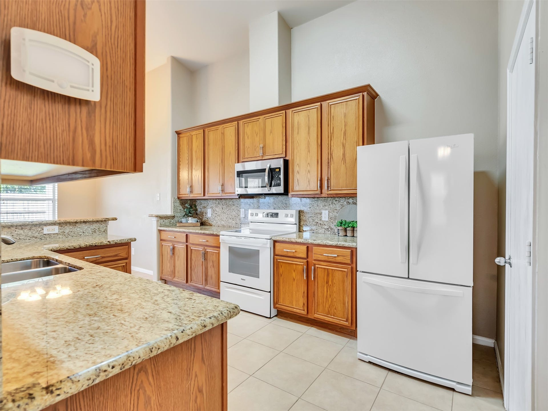 4027 Bentwood Drive, Dickinson, TX 77539 Whether it's Taco Tuesday or Sunday comfort food, this is the kind of space that turns everyday moments into cherished memories.