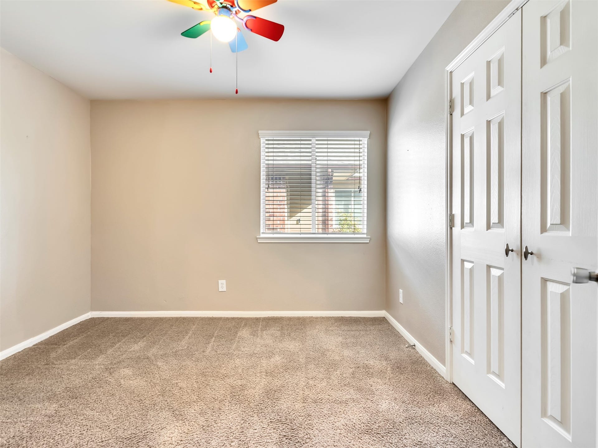 4027 Bentwood Drive, Dickinson, TX 77539 This comfortable guest bedroom is perfect for overnight visitors, a home office, or a cozy hobby room.