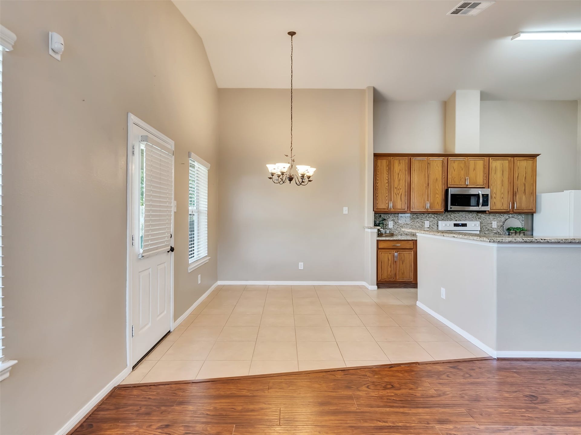 4027 Bentwood Drive, Dickinson, TX 77539 Start your mornings in this bright and inviting breakfast area!