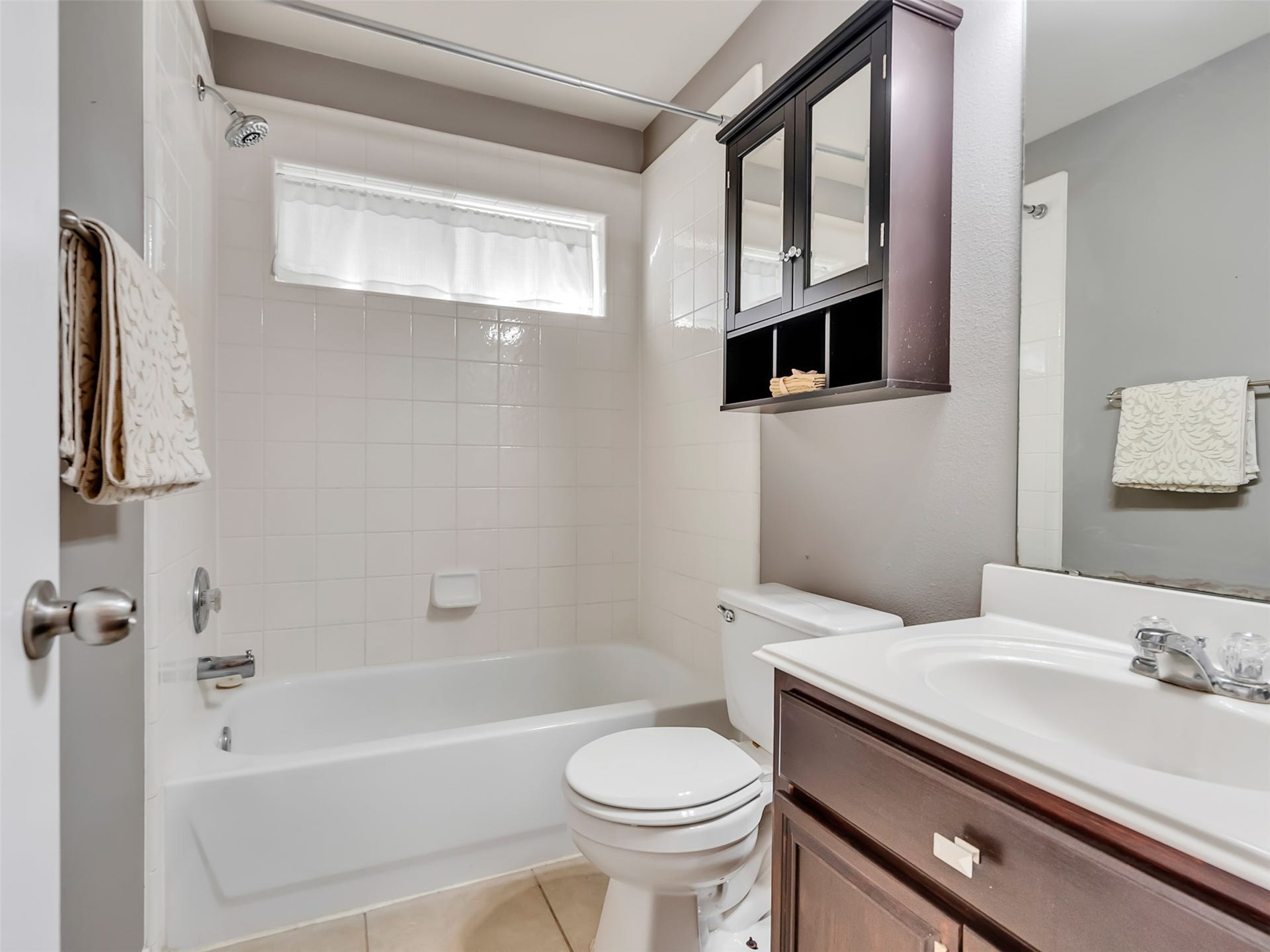 4027 Bentwood Drive, Dickinson, TX 77539 Whether hosting overnight guests or accommodating everyday living, this guest bath is a stylish and functional addition to the home.