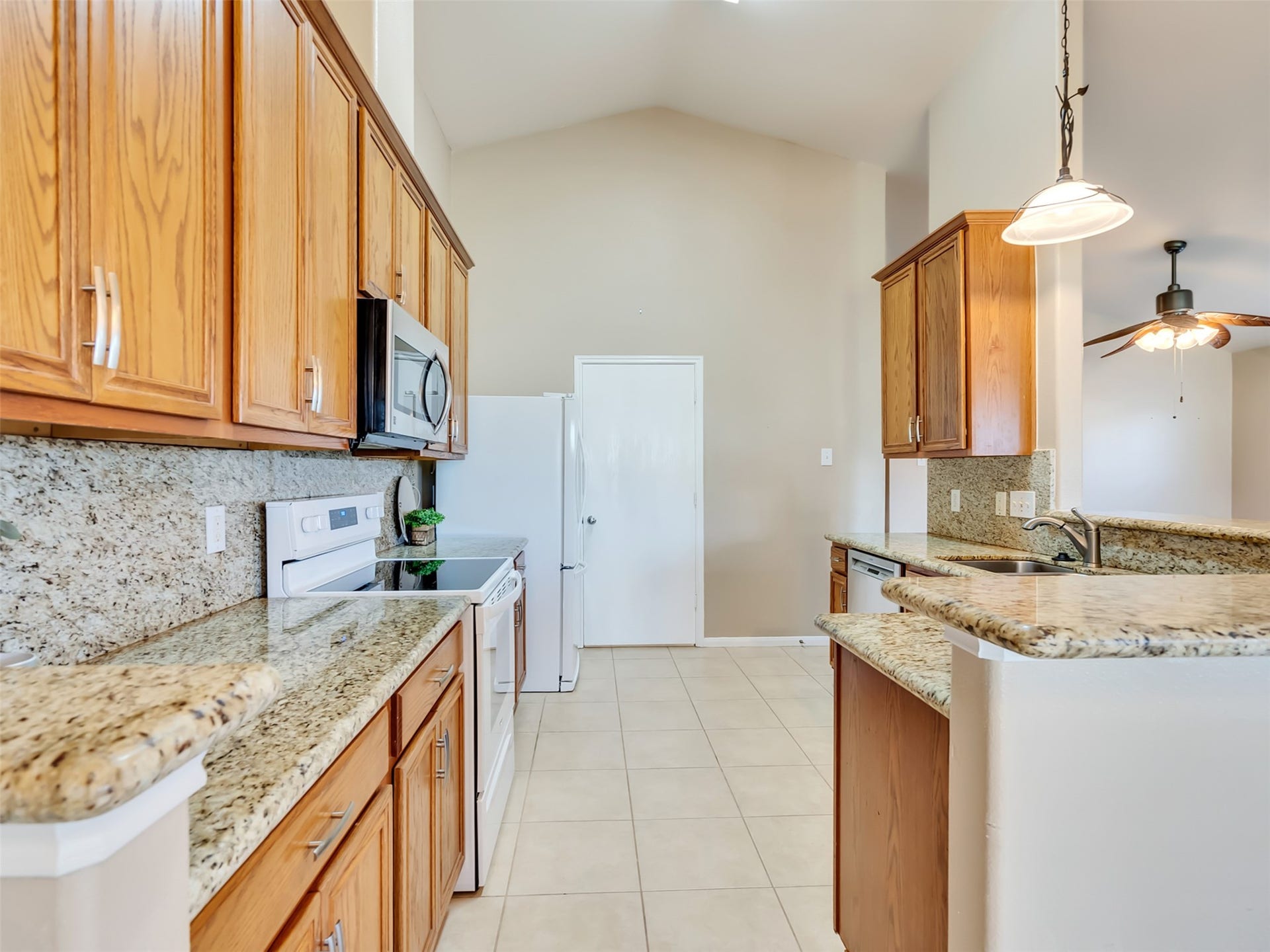 4027 Bentwood Drive, Dickinson, TX 77539 Beautiful granite counters will please the family chef.