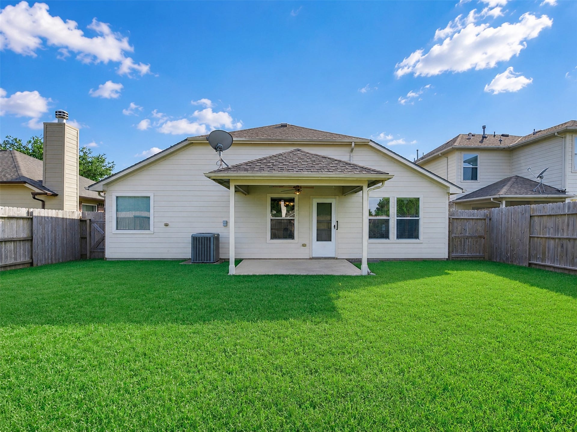 4027 Bentwood Drive, Dickinson, TX 77539 Rain or shine, it's ready for backyard BBQs, family gatherings, and lazy Sunday afternoons.