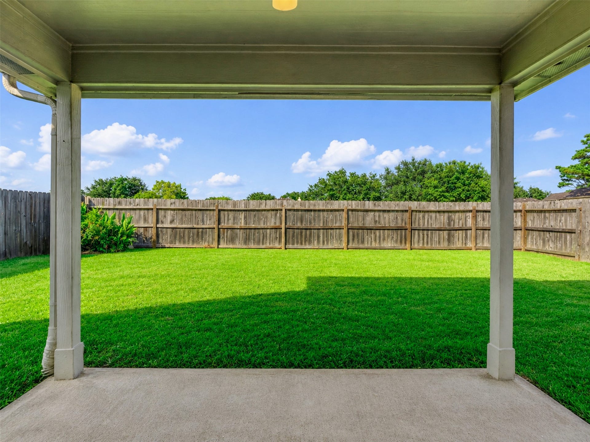 4027 Bentwood Drive, Dickinson, TX 77539 Your new favorite room doesn't even have four walls!