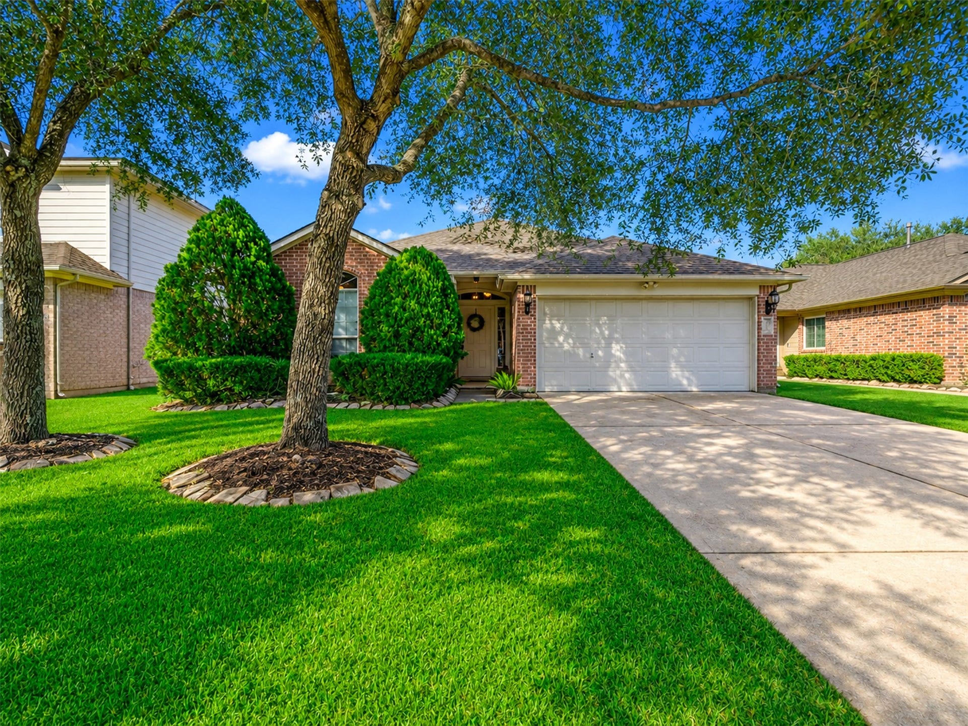 4027 Bentwood Drive, Dickinson, TX 77539 Shade. Charm. Comfort. Welcome home!