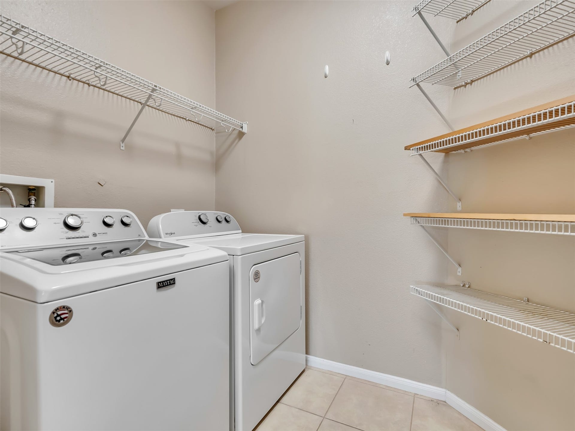 4027 Bentwood Drive, Dickinson, TX 77539 This versatile utility room offers the best of both worlds, combining a spacious laundry area with a convenient walk-in pantry.