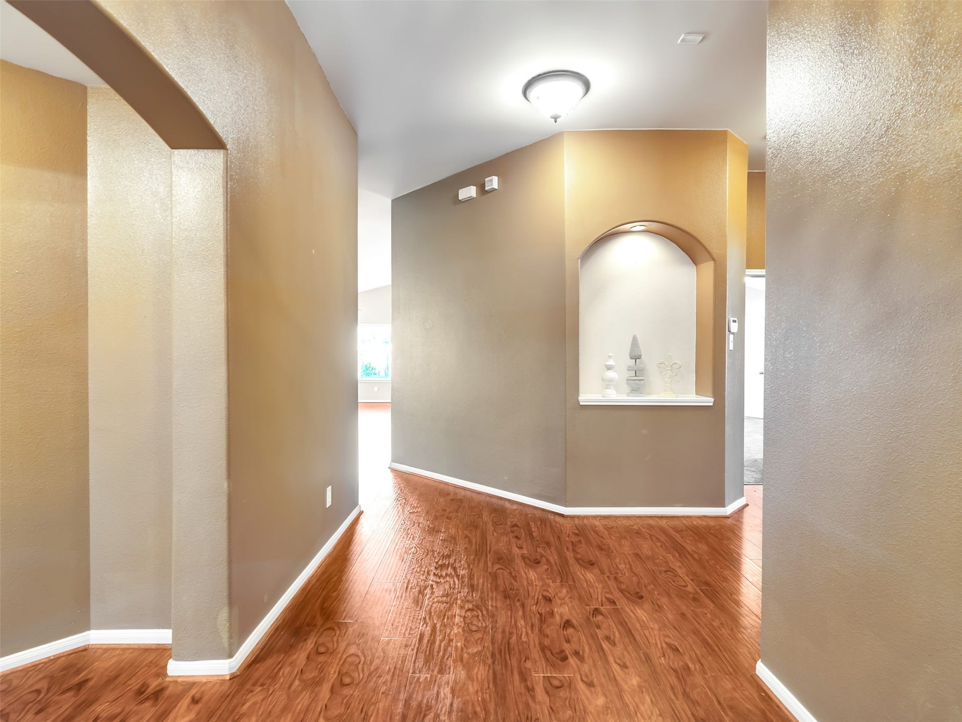 4027 Bentwood Drive, Dickinson, TX 77539 The elegant art niche adds the perfect touch of character, creating a beautiful focal point that's ready to showcase your favorite piece of art or treasured dcor.
