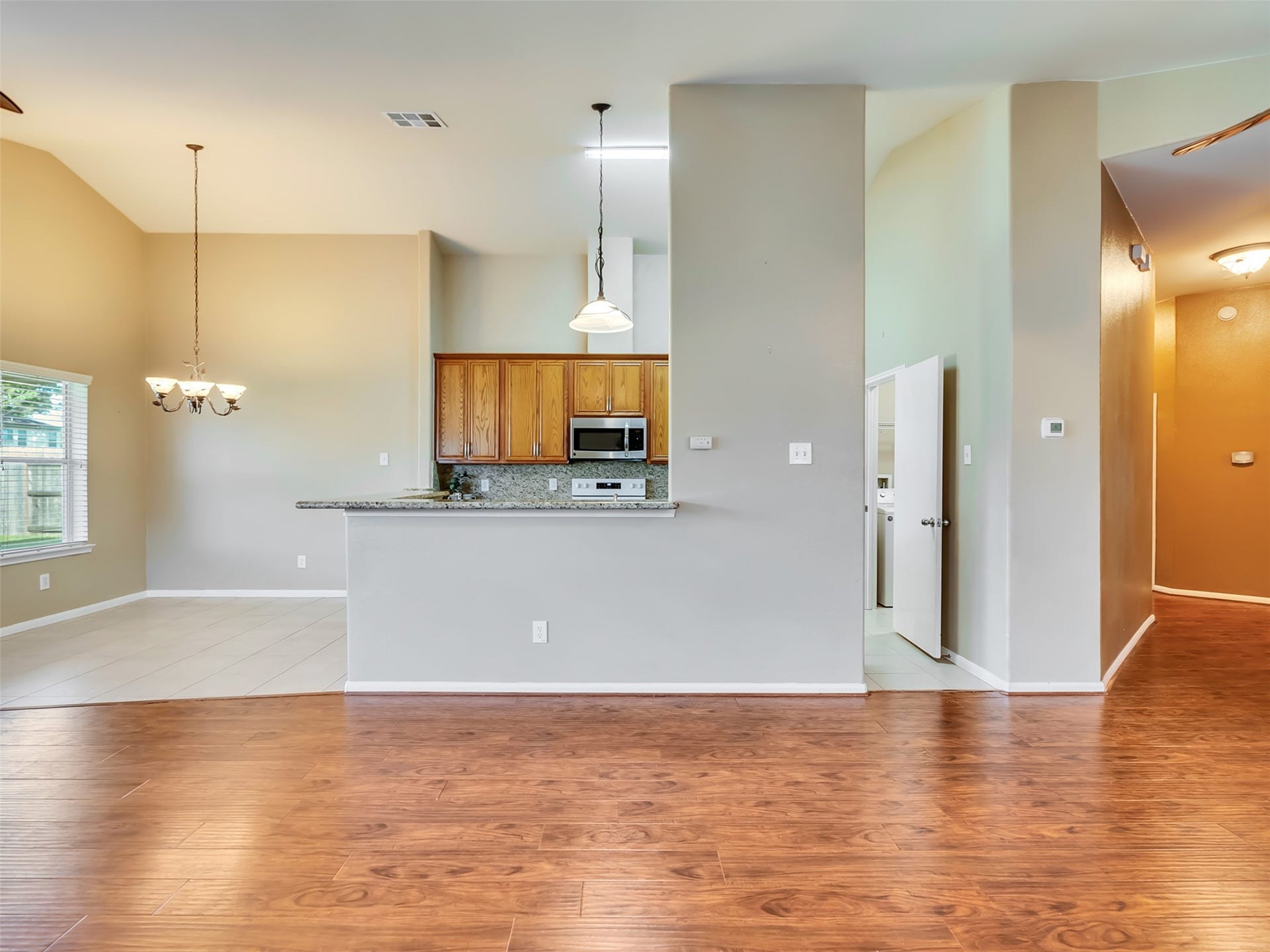 4027 Bentwood Drive, Dickinson, TX 77539 Designed with both style and functionality in mind, this spacious kitchen features a convenient breakfast bar that's perfect for casual meals, morning coffee, or chatting with family and friends while preparing your favorite recipes