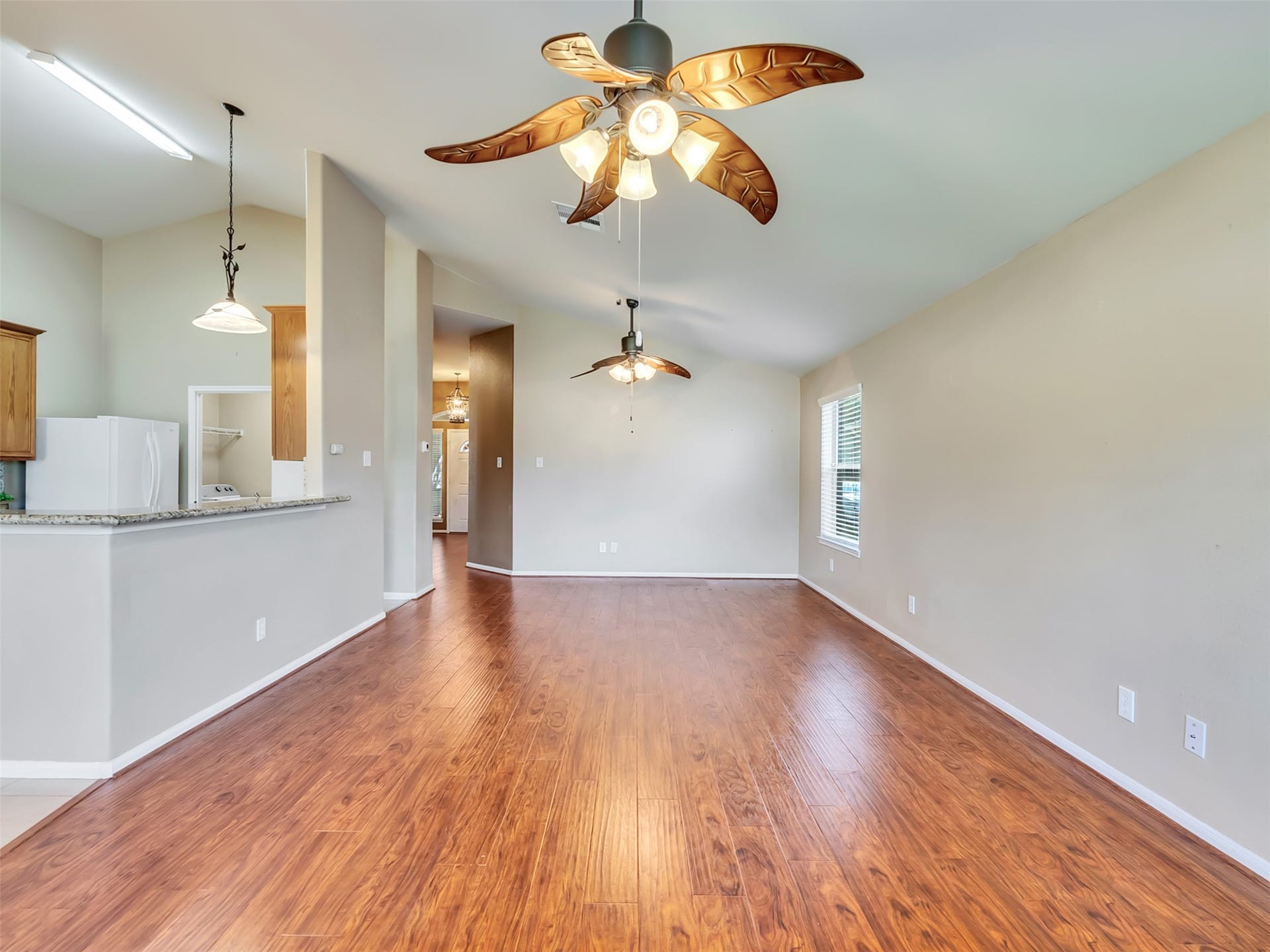 4027 Bentwood Drive, Dickinson, TX 77539 The space offers flexiable furniture arrangement.