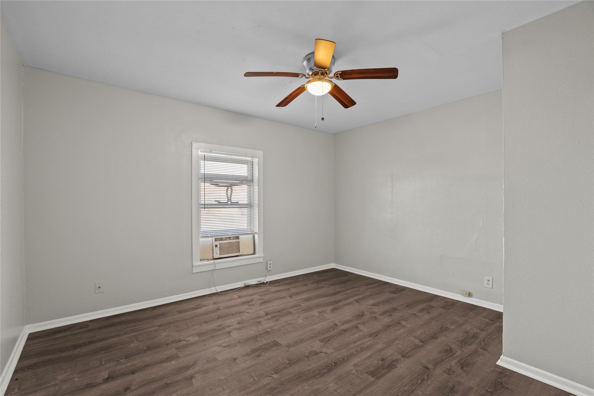 915 4th Avenue N, Texas City, TX 77590 915 4th Avenue N, Texas City, TX 77590