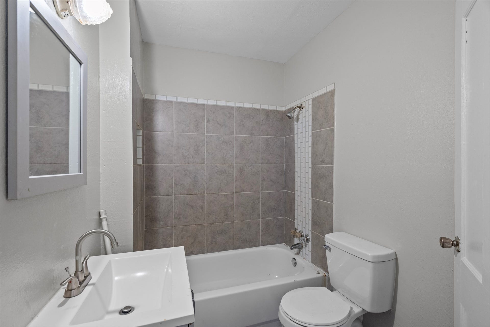 915 4th Avenue N, Texas City, TX 77590 915 4th Avenue N, Texas City, TX 77590