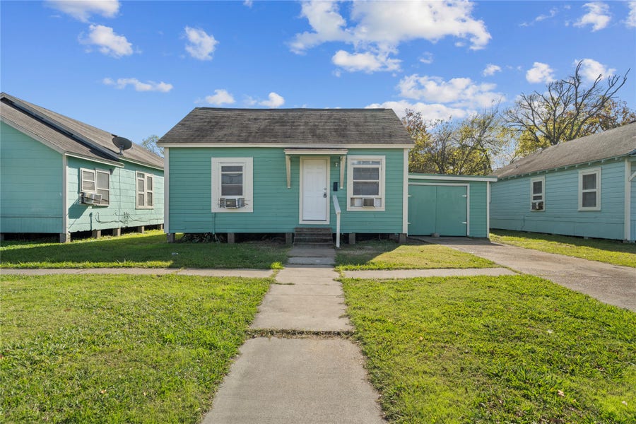 Property photo for 915 4th Avenue N, Texas City, TX