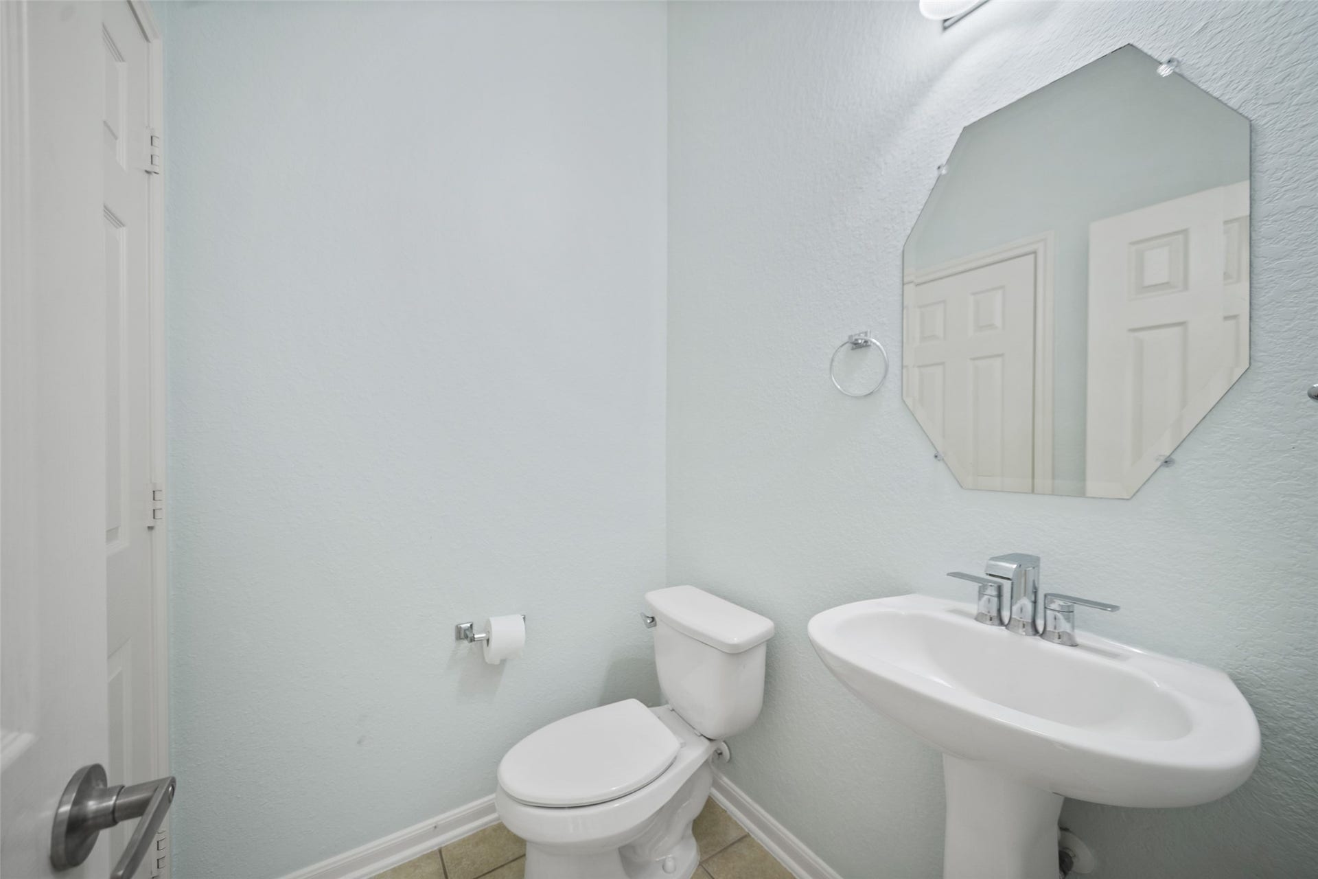 131 Zephyr Bend Place, The Woodlands, TX 77381 half bath on first floor