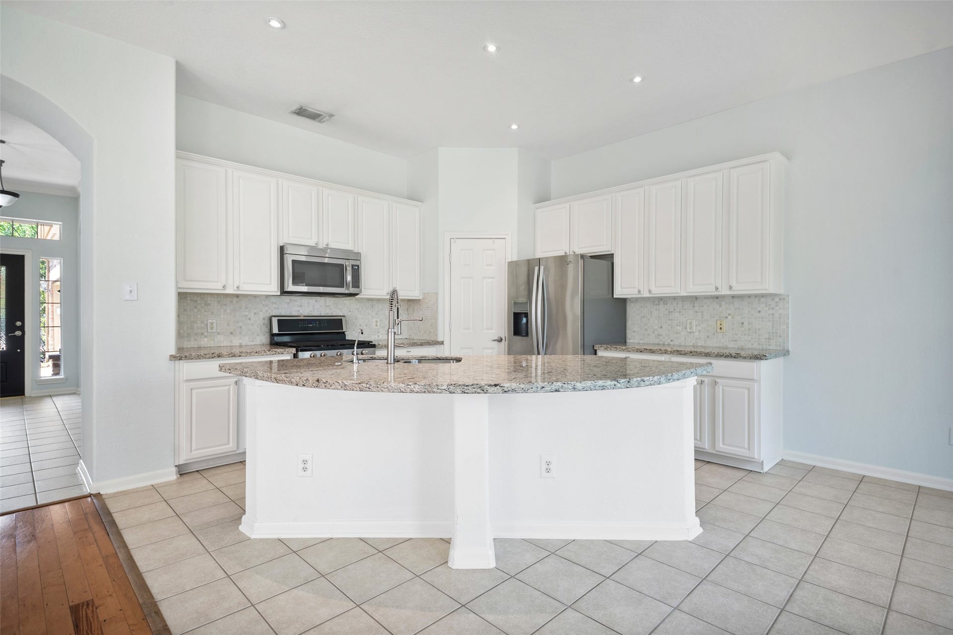 131 Zephyr Bend Place, The Woodlands, TX 77381 large island great for entertaining. open to main living area