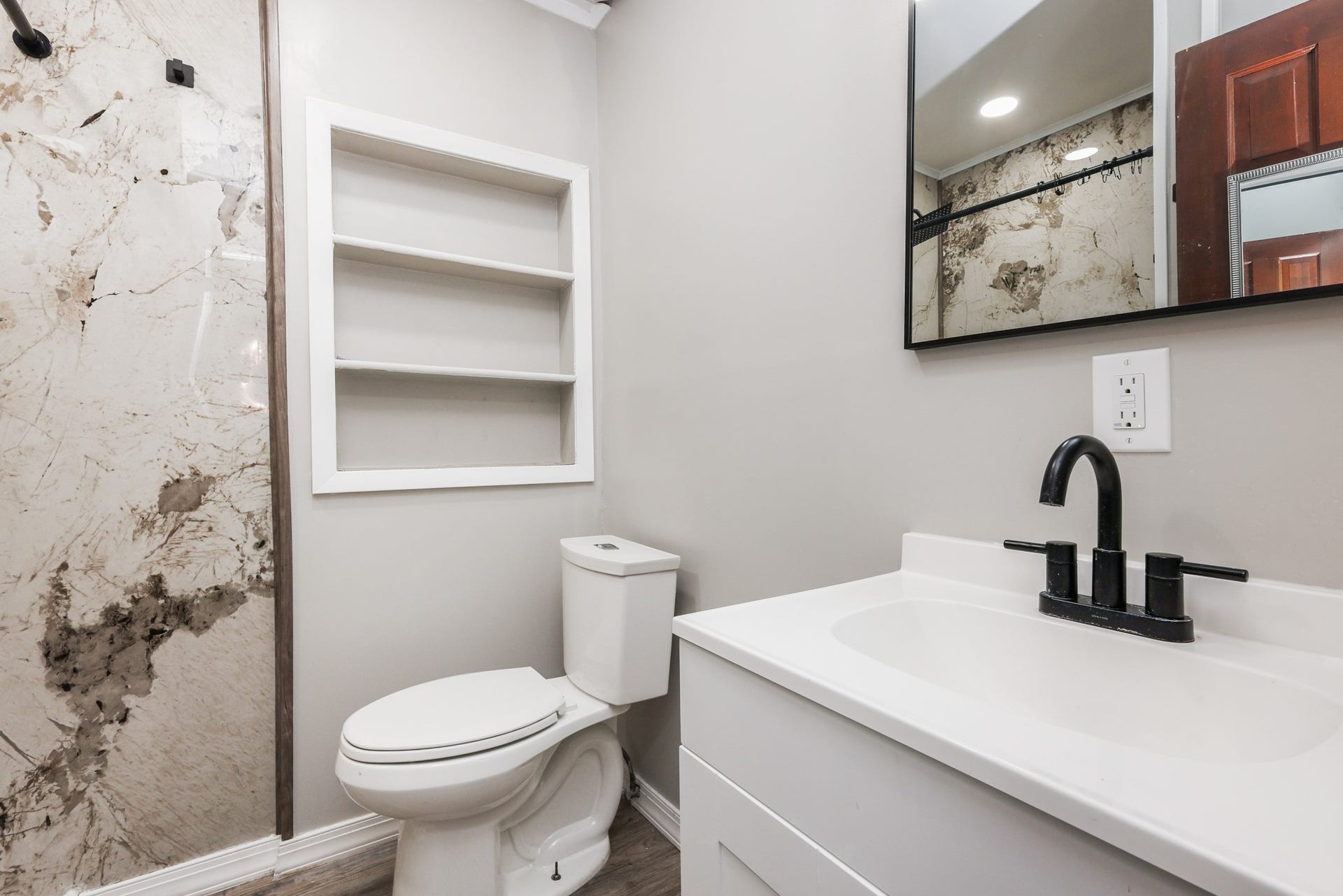 12614 C Bar Drive, Santa Fe, TX 77510 Hall Bathroom