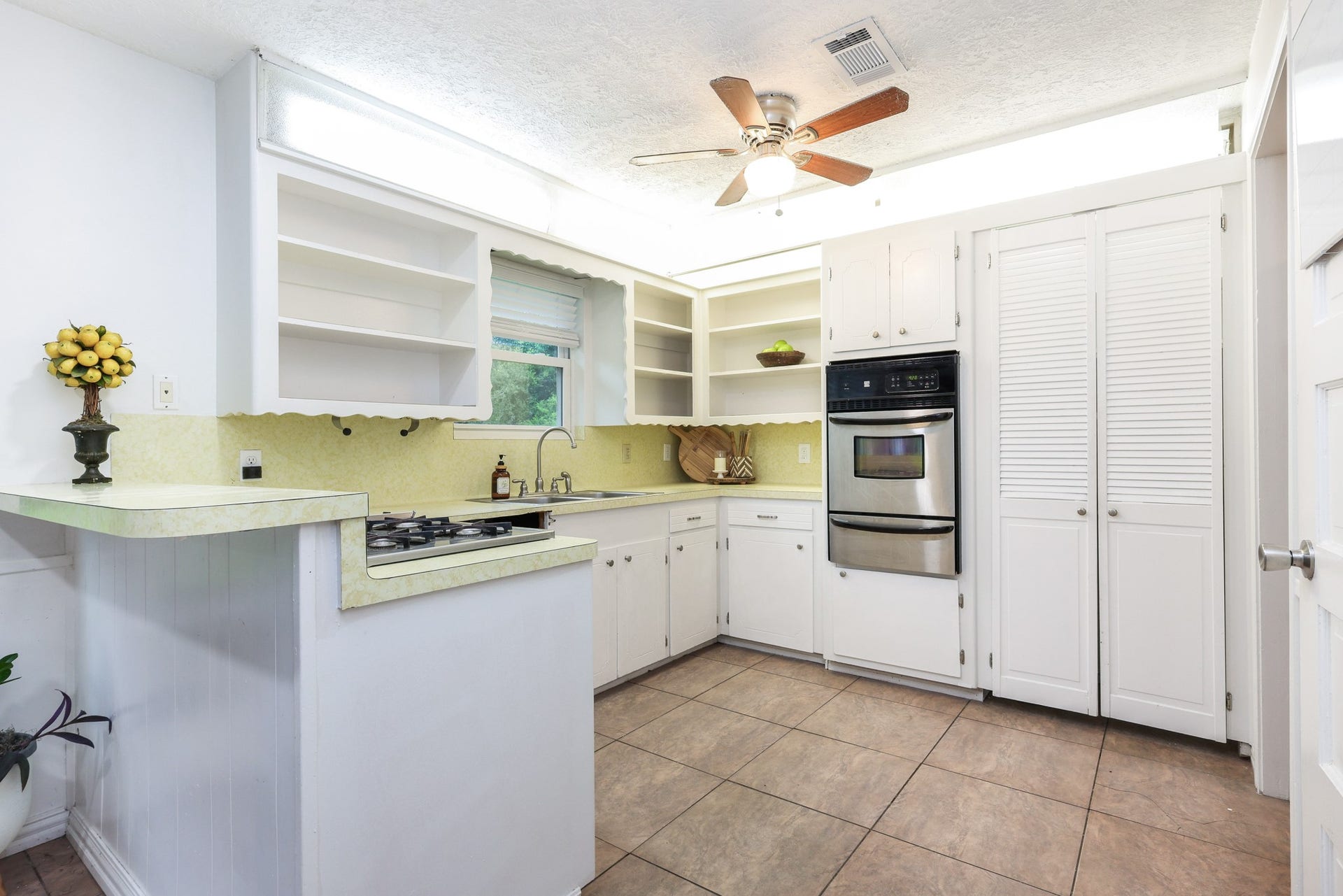 12614 C Bar Drive, Santa Fe, TX 77510 Bright Cozy Kitchen with high bar, open shelving and 2 separate pantries