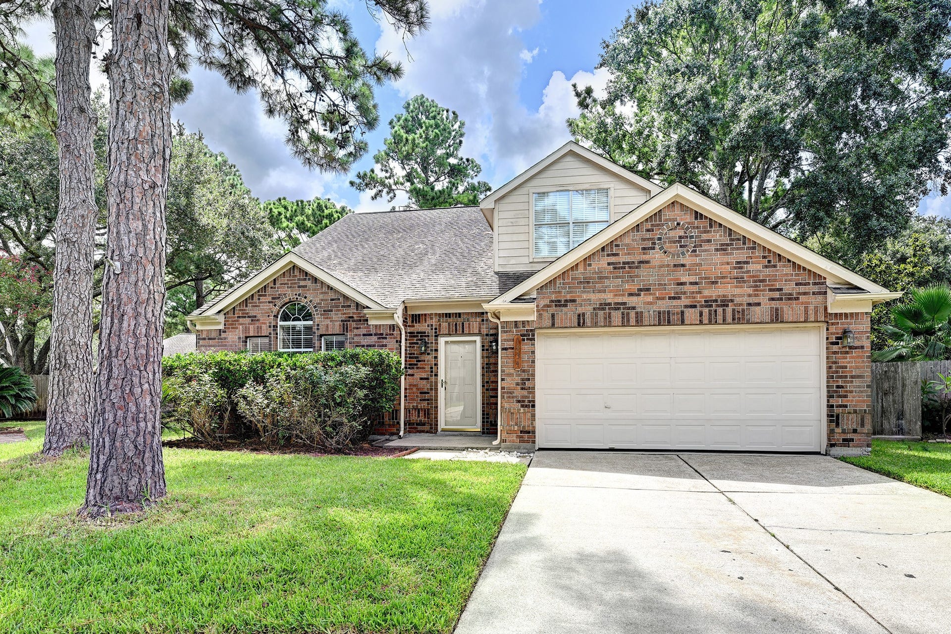 Welcome to 7934 Autumn Laurel Trail, located in Southcreek Village in Copperfield! This property is a short walk to the neighborhood pool and park.