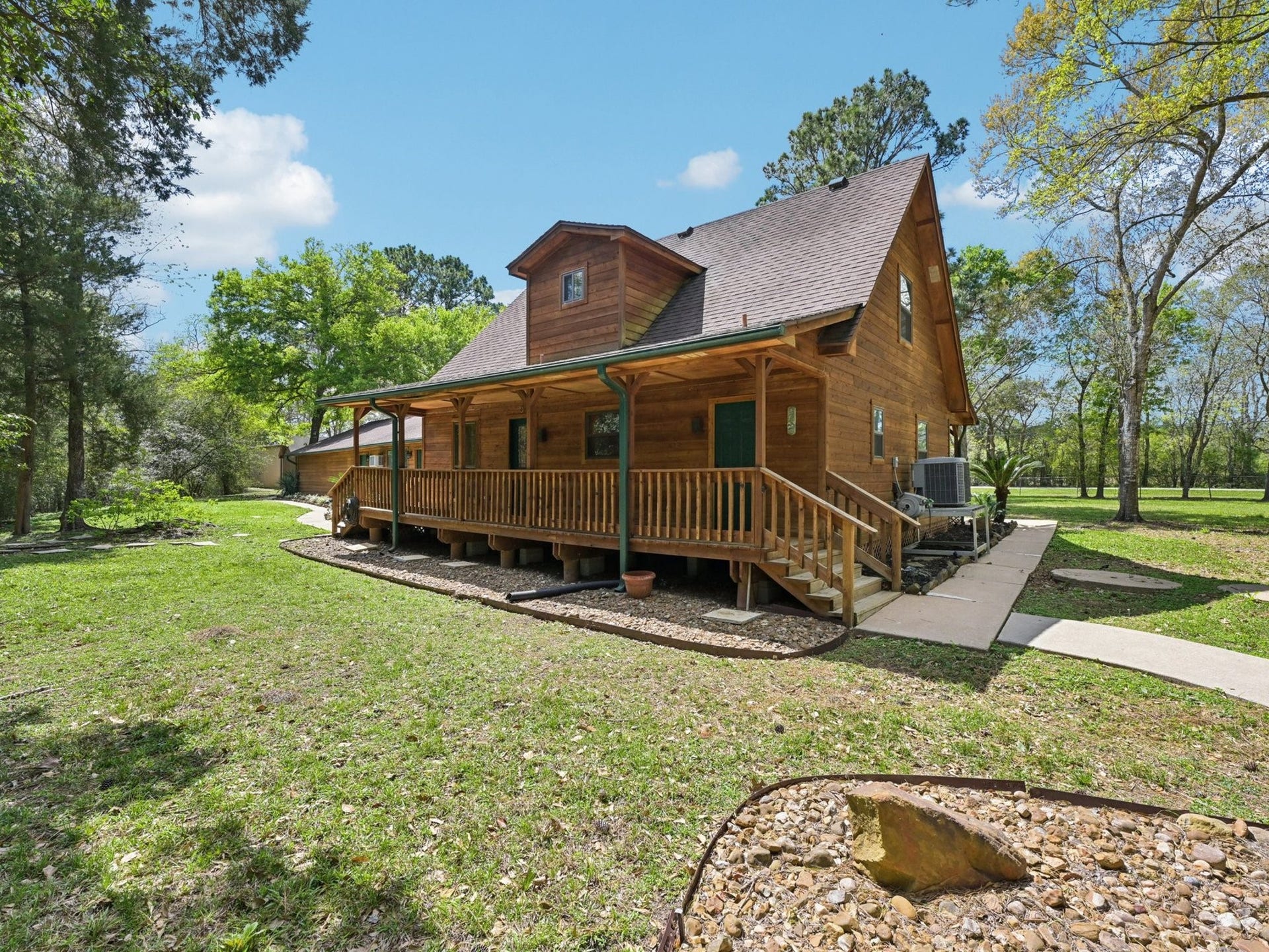 101-1/2 Avenue J, Dickinson, TX 77539 Imagine enjoying a cup of coffee while overlooking the mature trees and ravine.