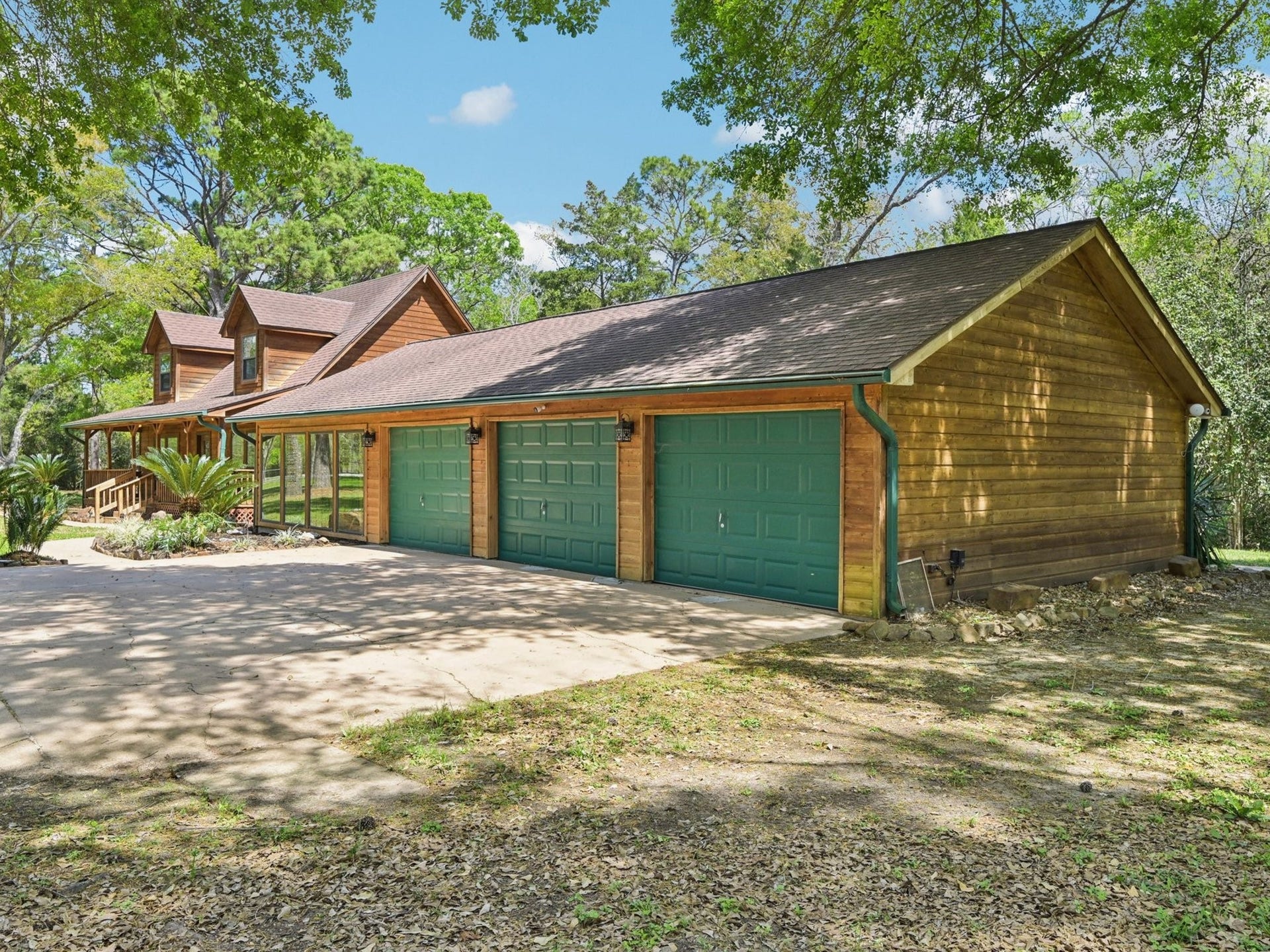 101-1/2 Avenue J, Dickinson, TX 77539 There is also ample parking on the driveway.